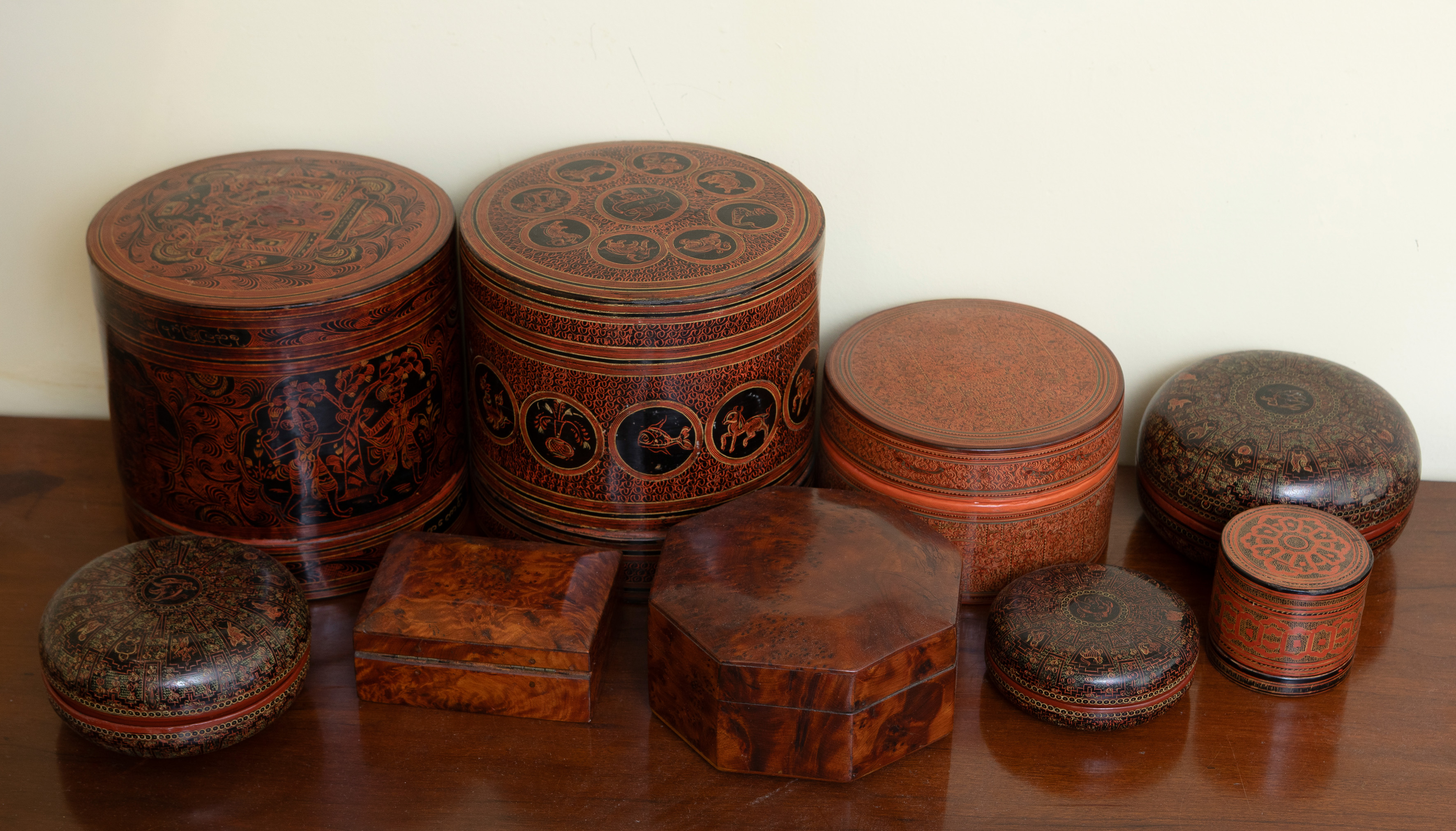 Colección de nueve cajas redondas, octogonales y una rectangular.
Exquisito trabajo, cada una...