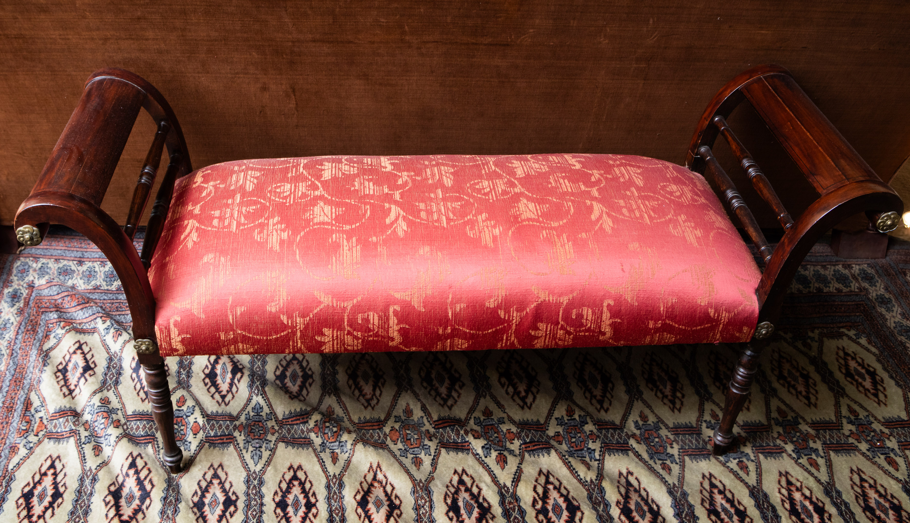 Escabel estilo Regency en madera de caoba con tapicería en seda roja adamascada.
Medidas: 56 x...