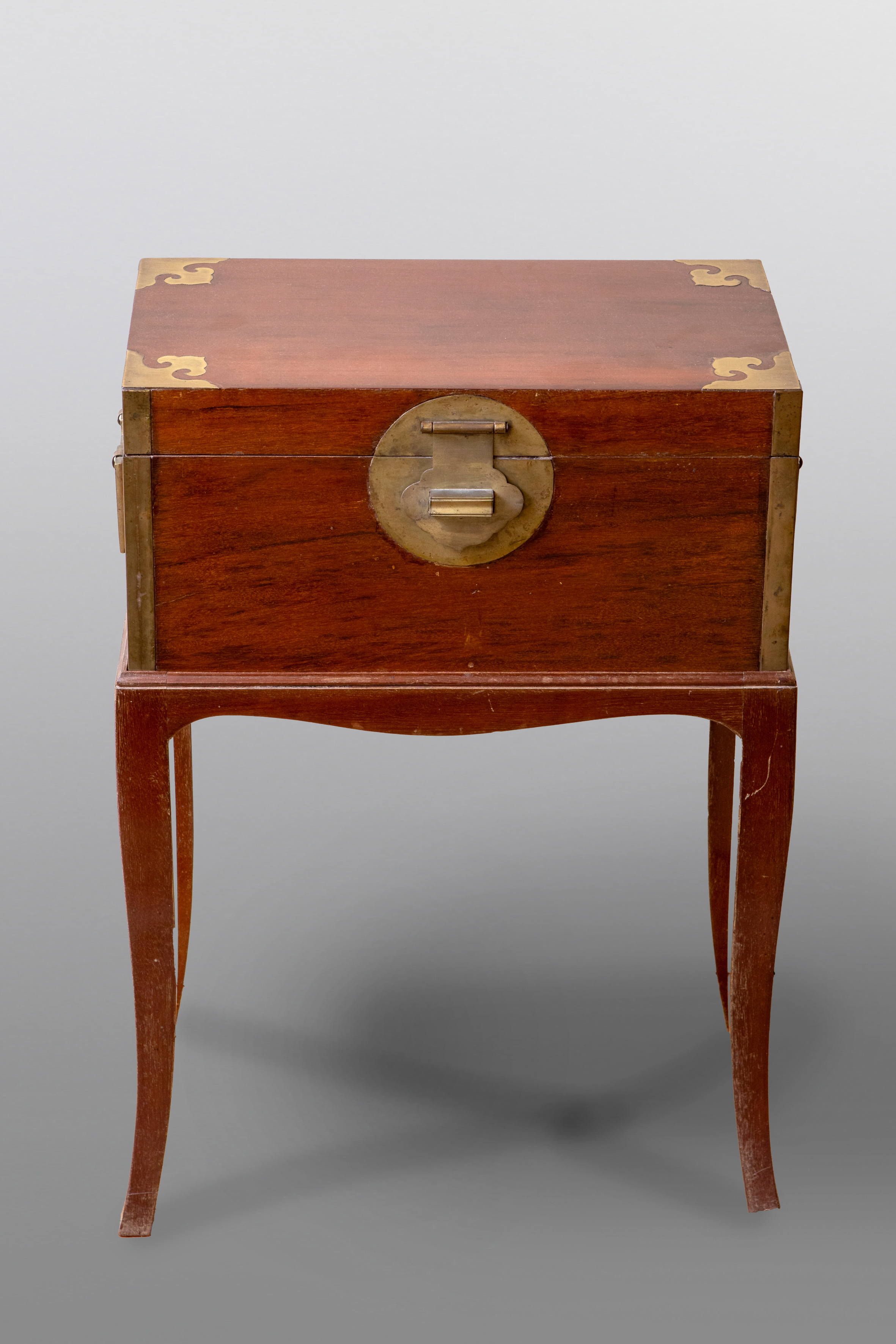 Arqueta escritorio en madera de caoba y latón. Inglaterra S.XIX.
Medidas: 59 x 42 x 23,5 cm.