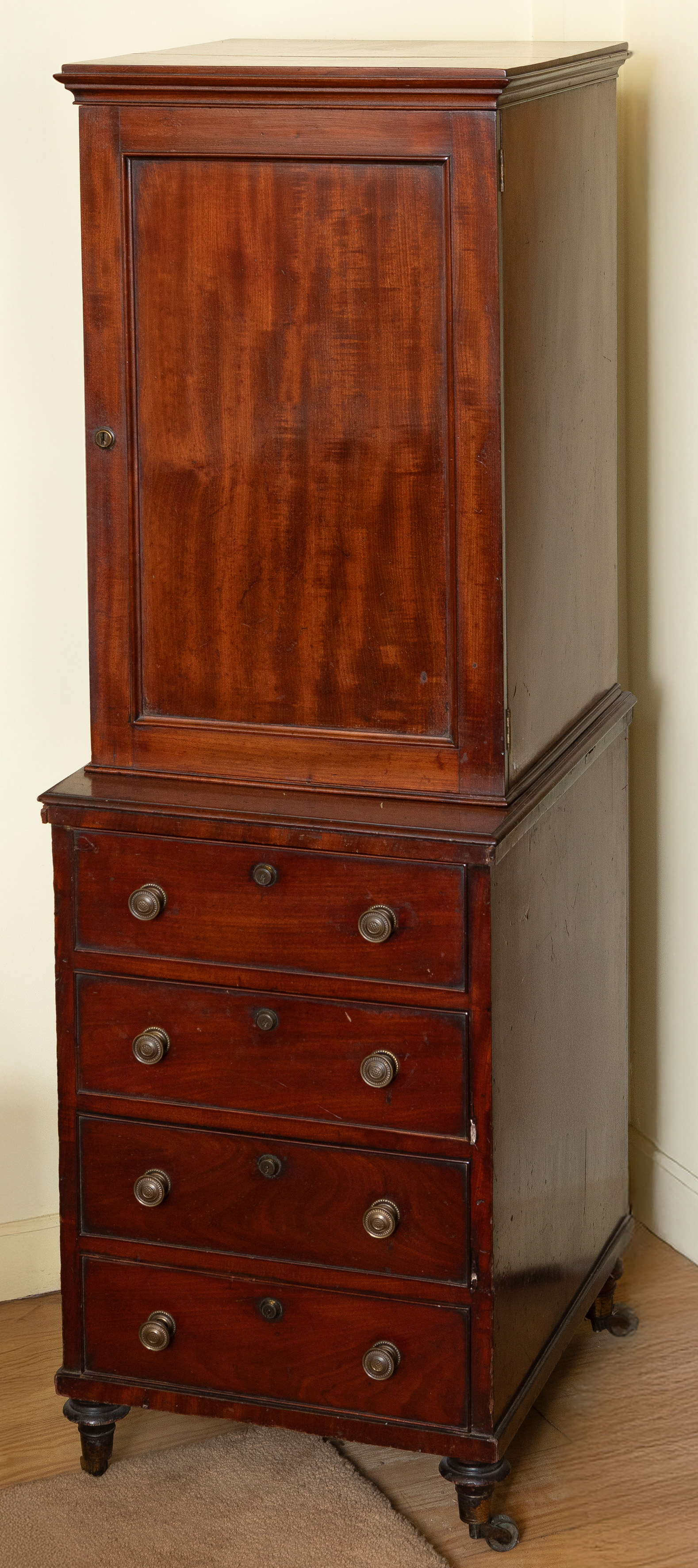 Mueble auxiliar de estilo inglés en madera de caoba. Cuerpo inferior con cuatro cajones y el...