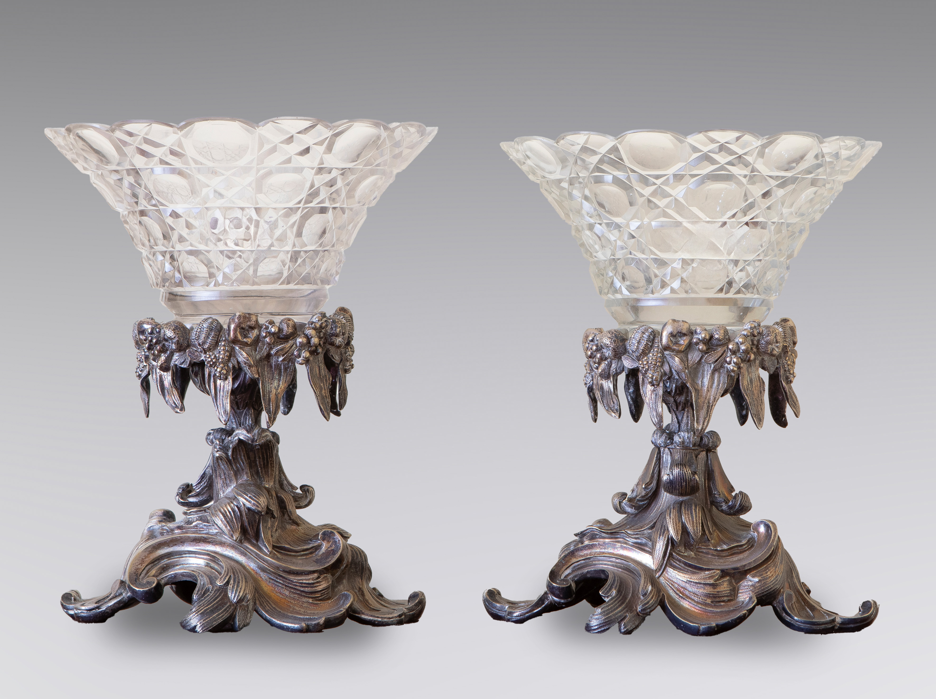 Pareja de jarrones en cristal tallado con base en bronce dorado. España ca.1880.
Medidas: 29 x 23...