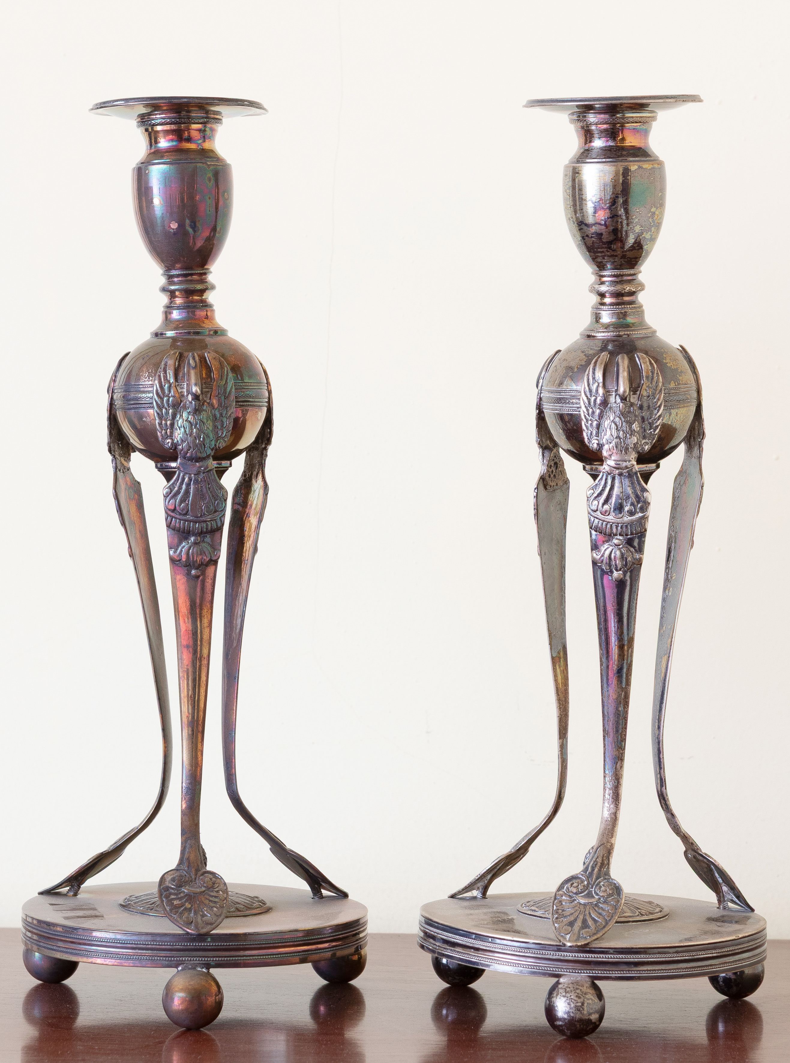 Pareja de candeleros Imperio en plata española punzonada, probablemente Cádiz, ca. 1812.
Altura: 29...