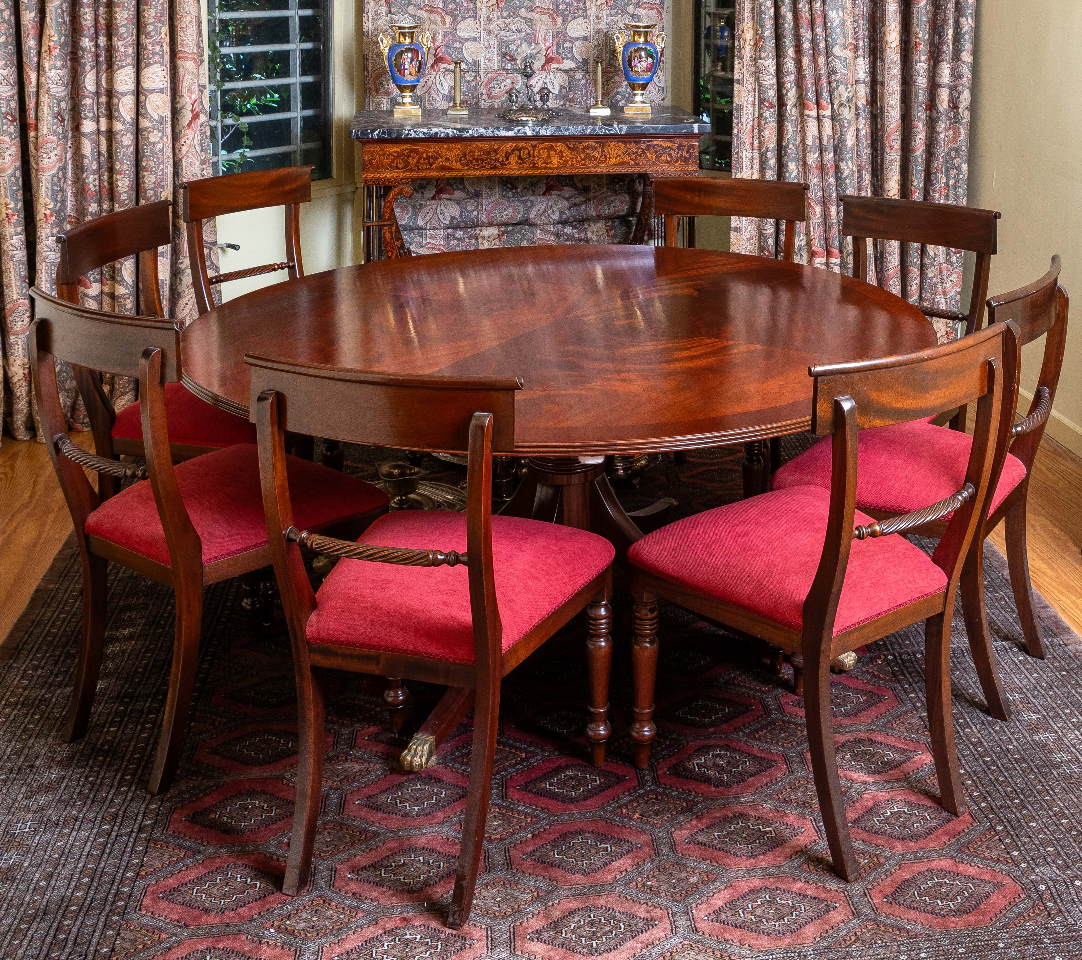 Juego de comedor estilo Regency compuesto por mesa de pedestal con pata cuádrupe y 8 sillas con...