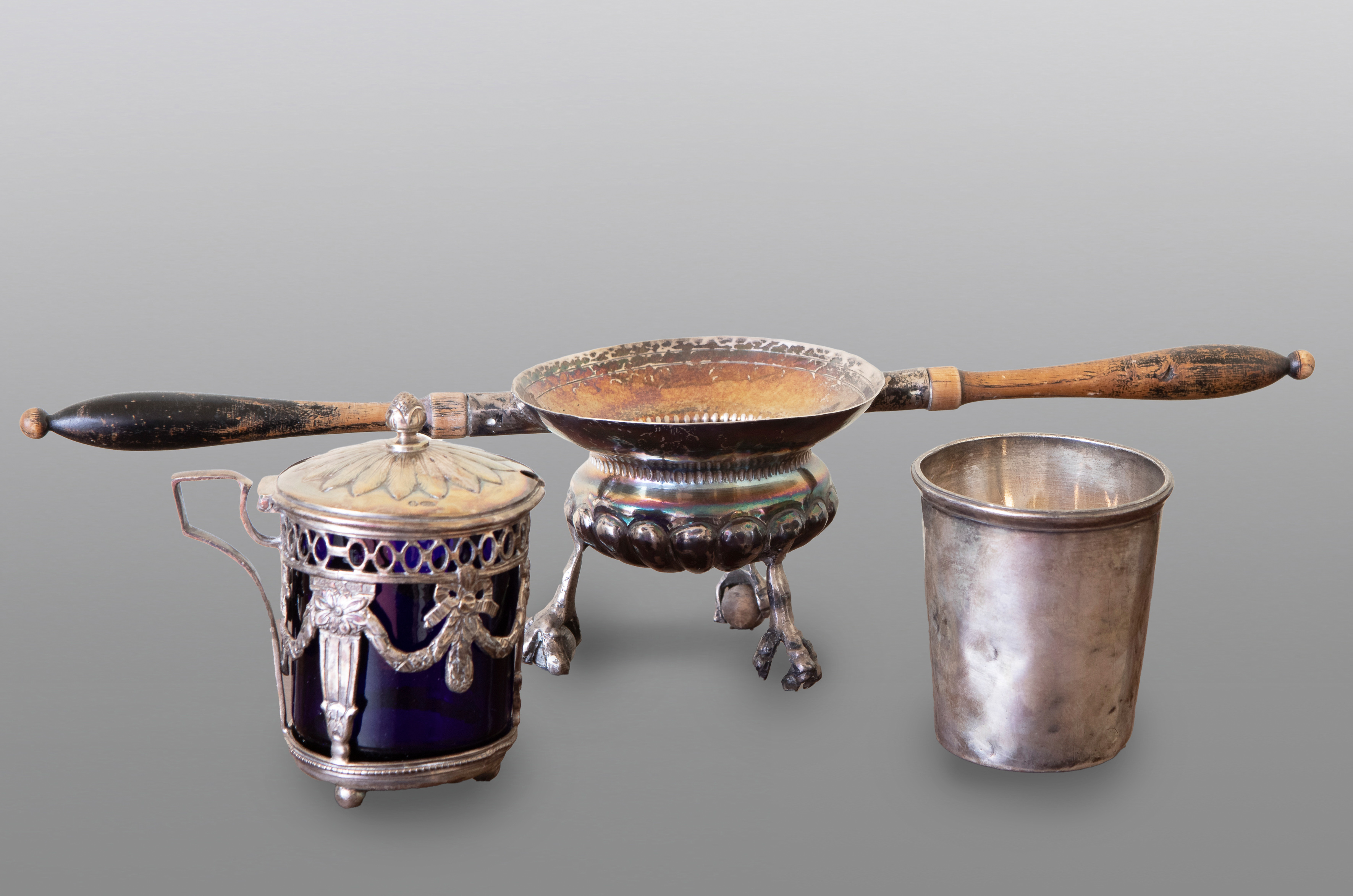 Lote en plata compuesto por: Especiero de pellizco, vaso y píxide. 
Altura mayor: 14 cm.