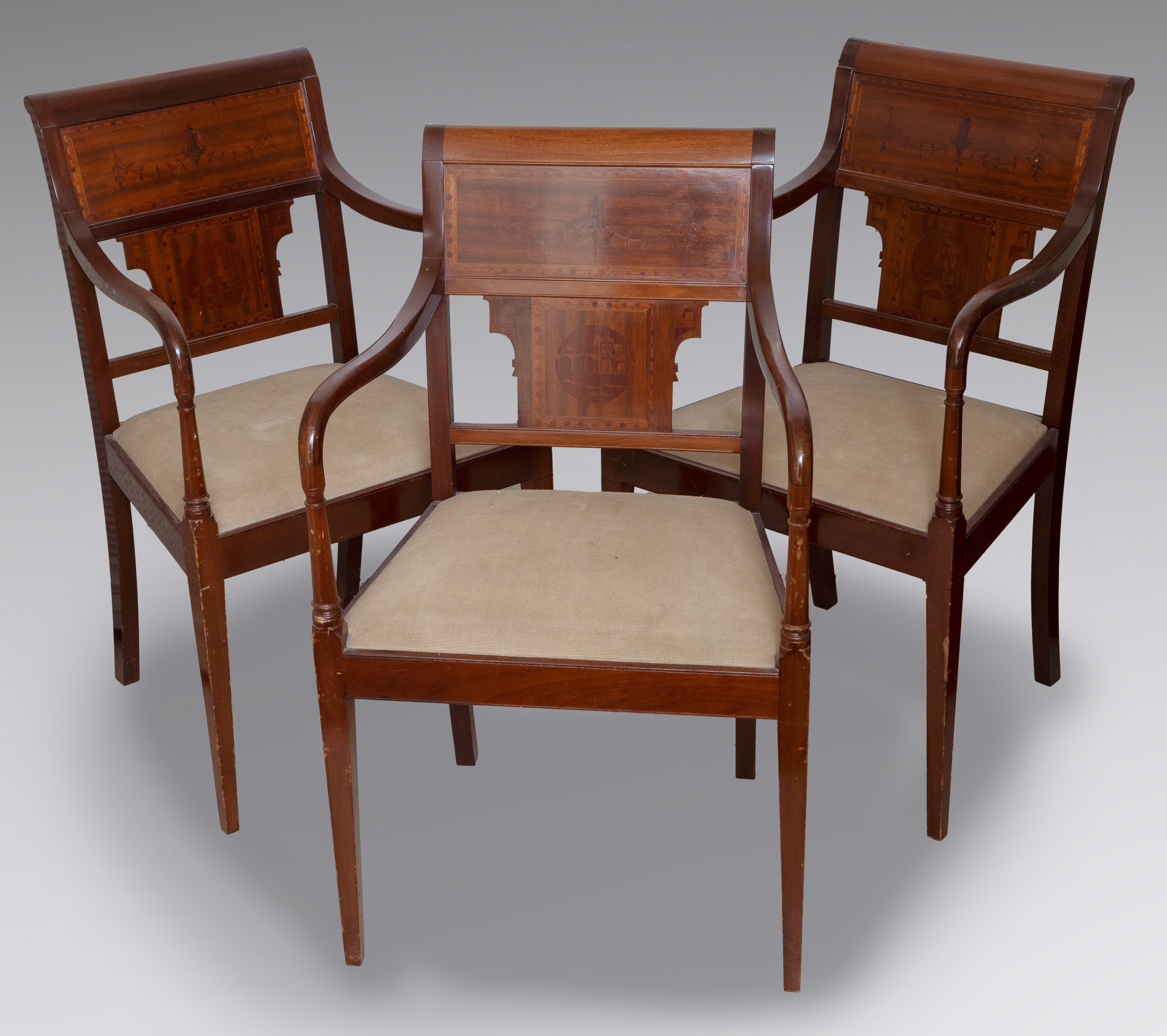 Tres sillones estilo Regency.
Medidas: 90 x 54 x 45 cm.