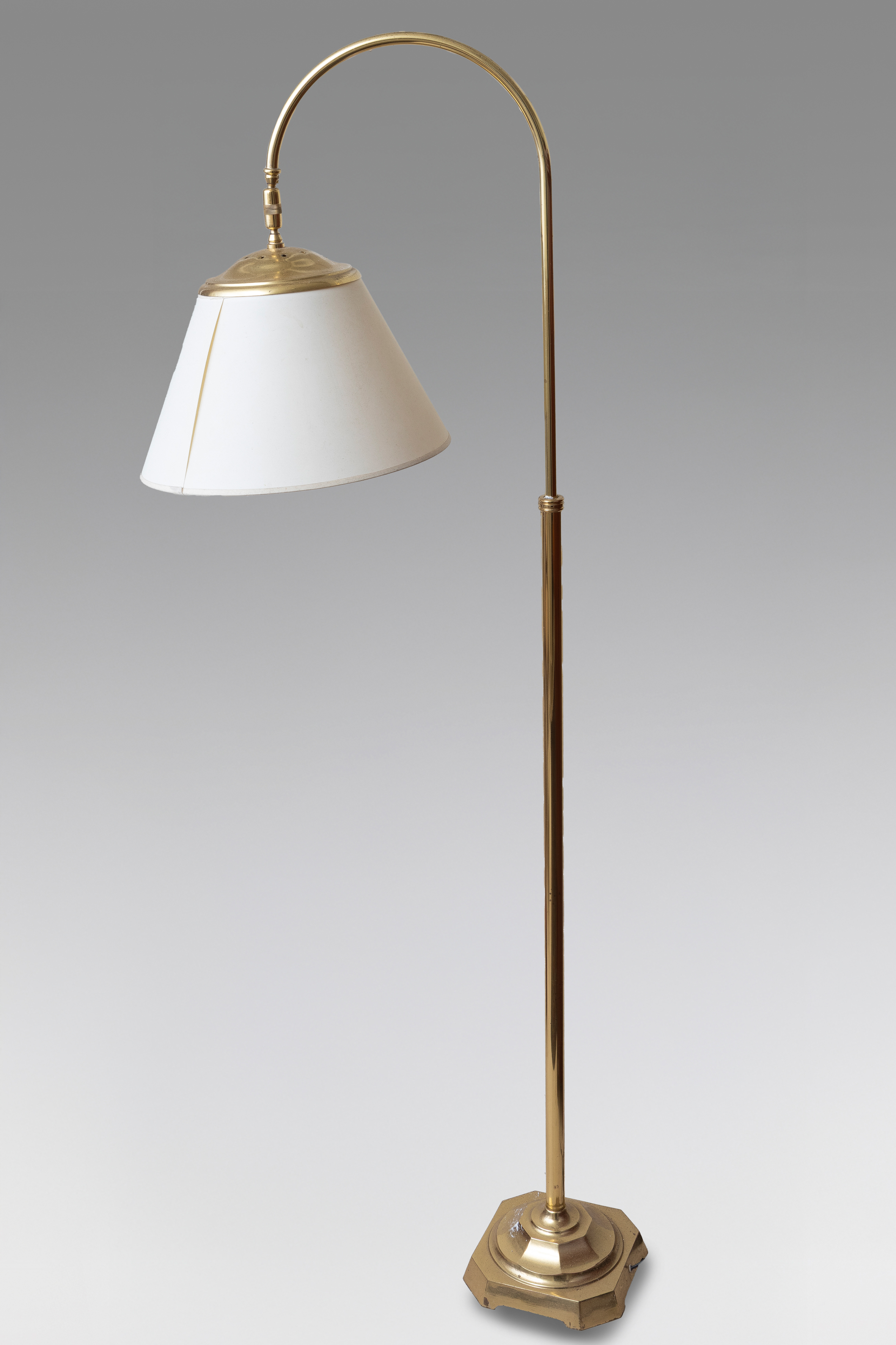 Lámpara de diseño contemporáneo en metal dorado.
Medidas: 157 cm.