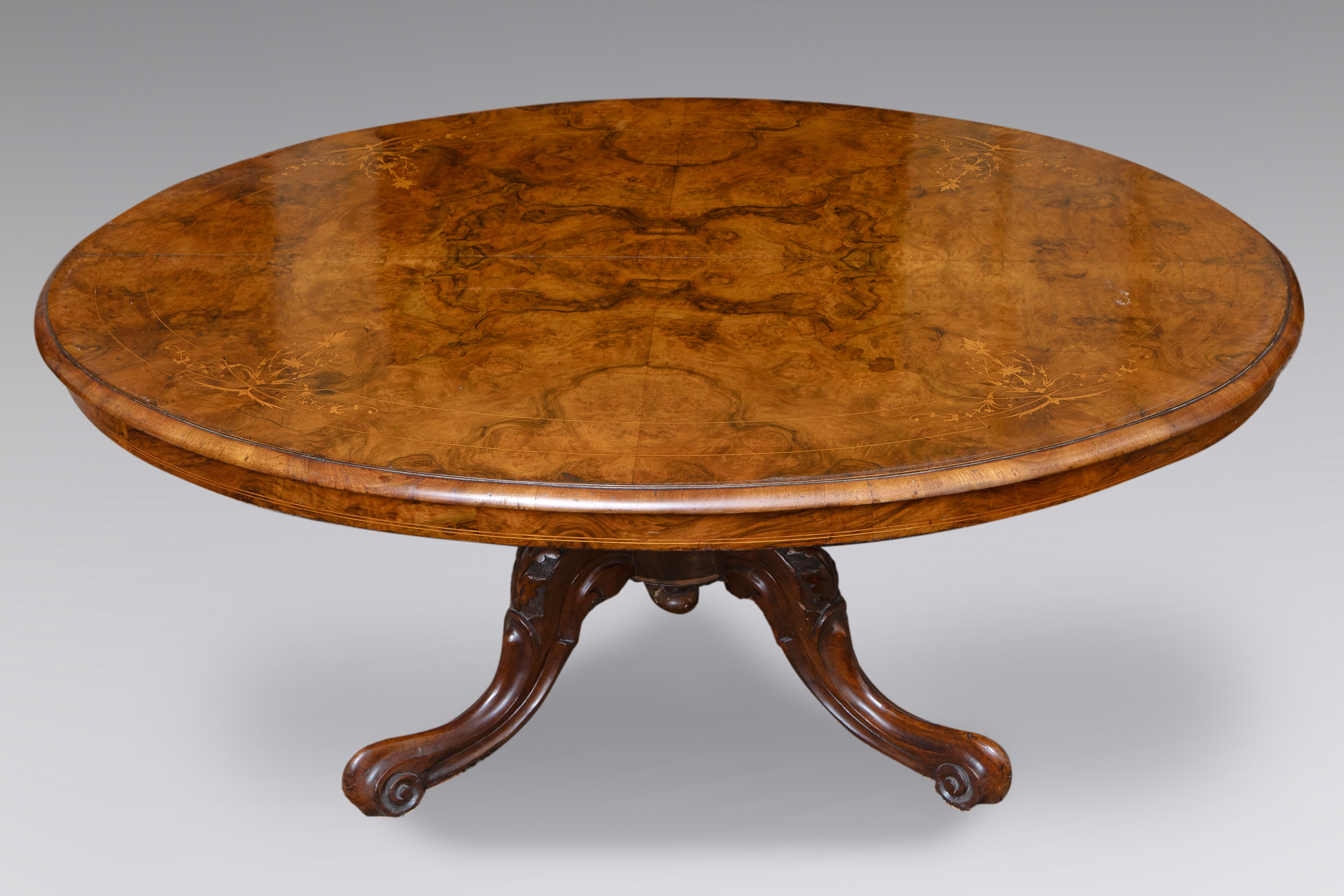 Mesa baja de centro con pata trípode, Inglaterra, S. XIX 
Madera de raíz de nogal.
Medidas: 47 x 90...