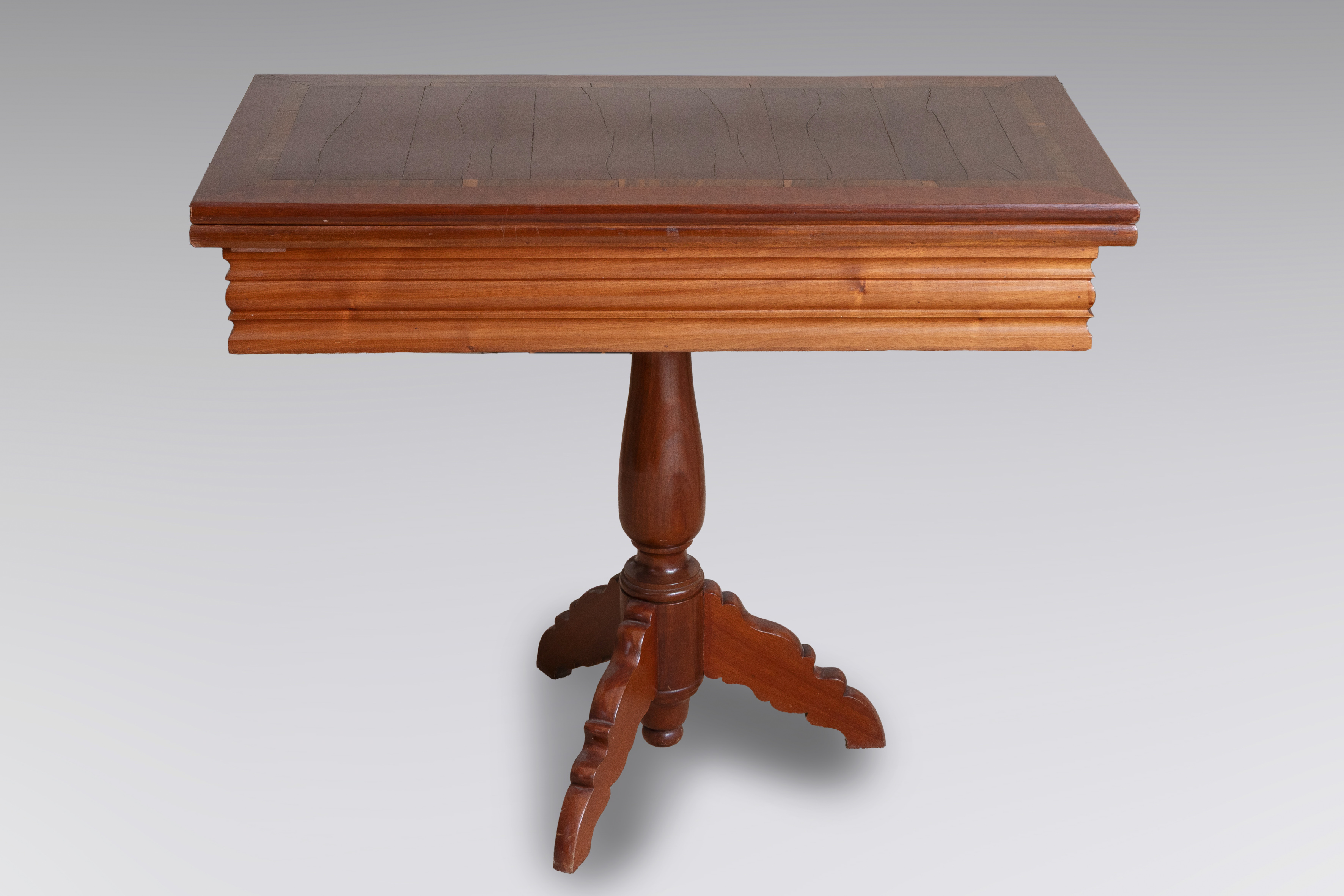 Mesa de juego de estilo inglés con pata trípode.
Madera de nogal.
Medidas: 77 x 47 x 92 cm.