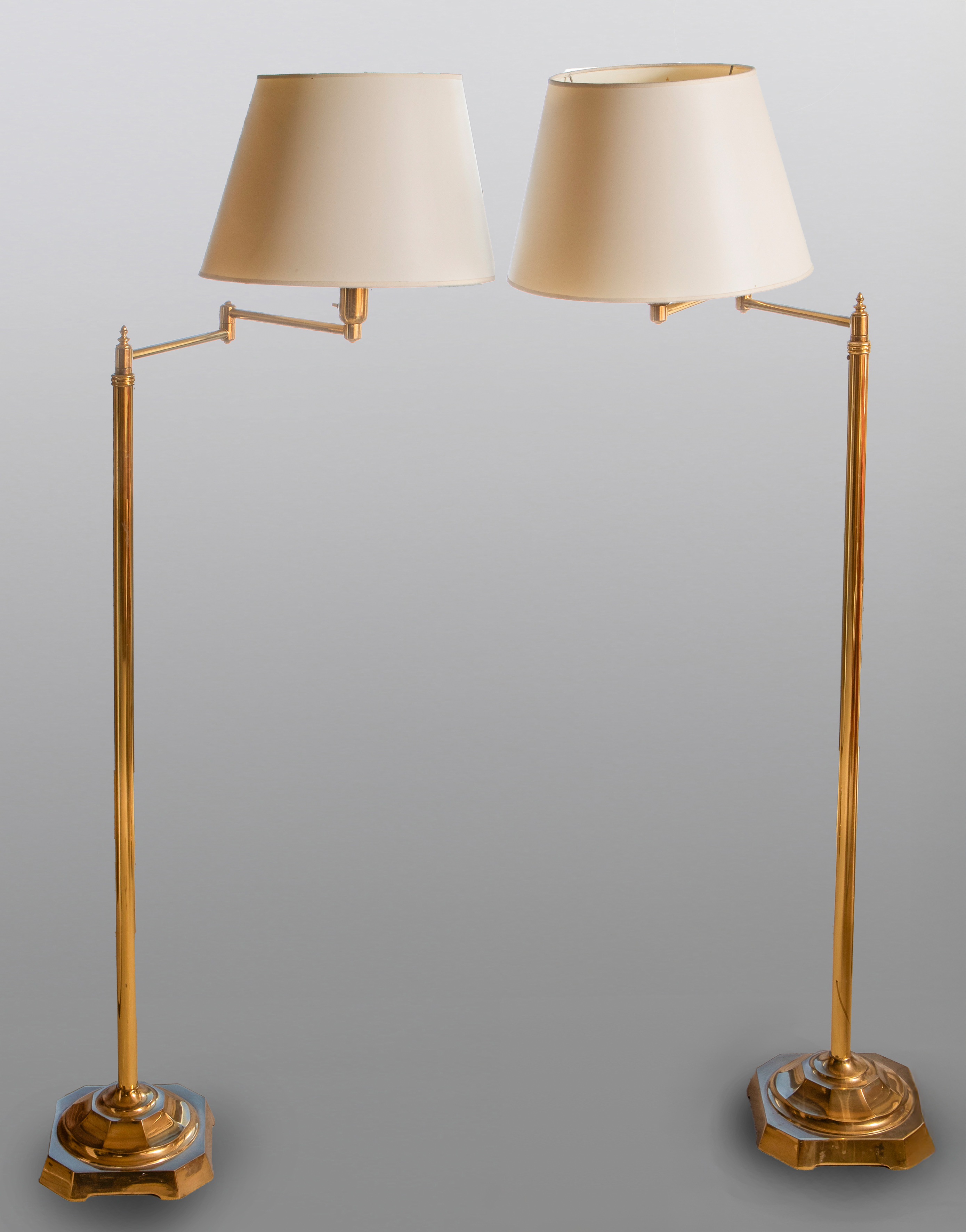 Pareja de lámparas de pie articuladas. S.XX.
En bronce dorado.
Altura: 142 cm.
