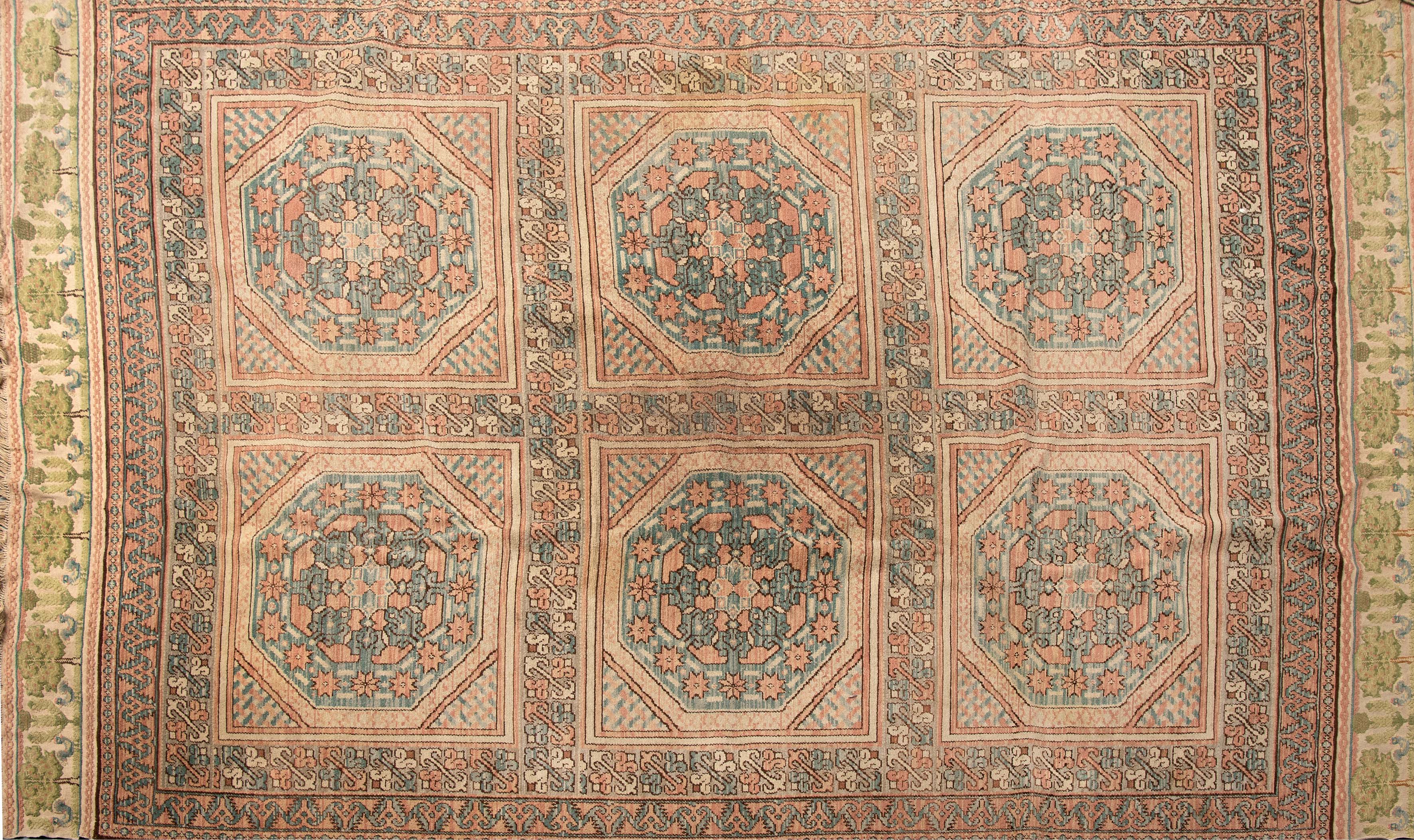 Alfombra en lana y seda, Irán, S.XX.
Con decoración de medallones insertos en reservas.
Medidas:...