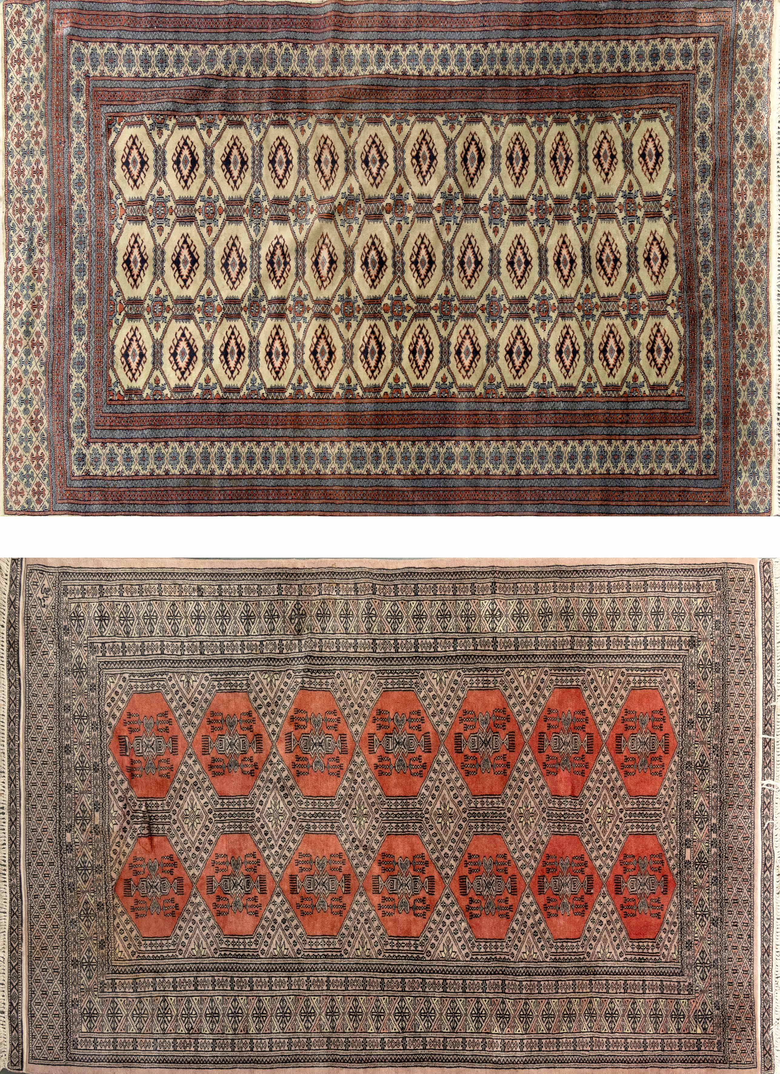 Dos alfombras de Boukhara en lana, Pakistán, S.XX.
Una en tonos grises.
Medidas: 242 x 155 cm.
Otra...
