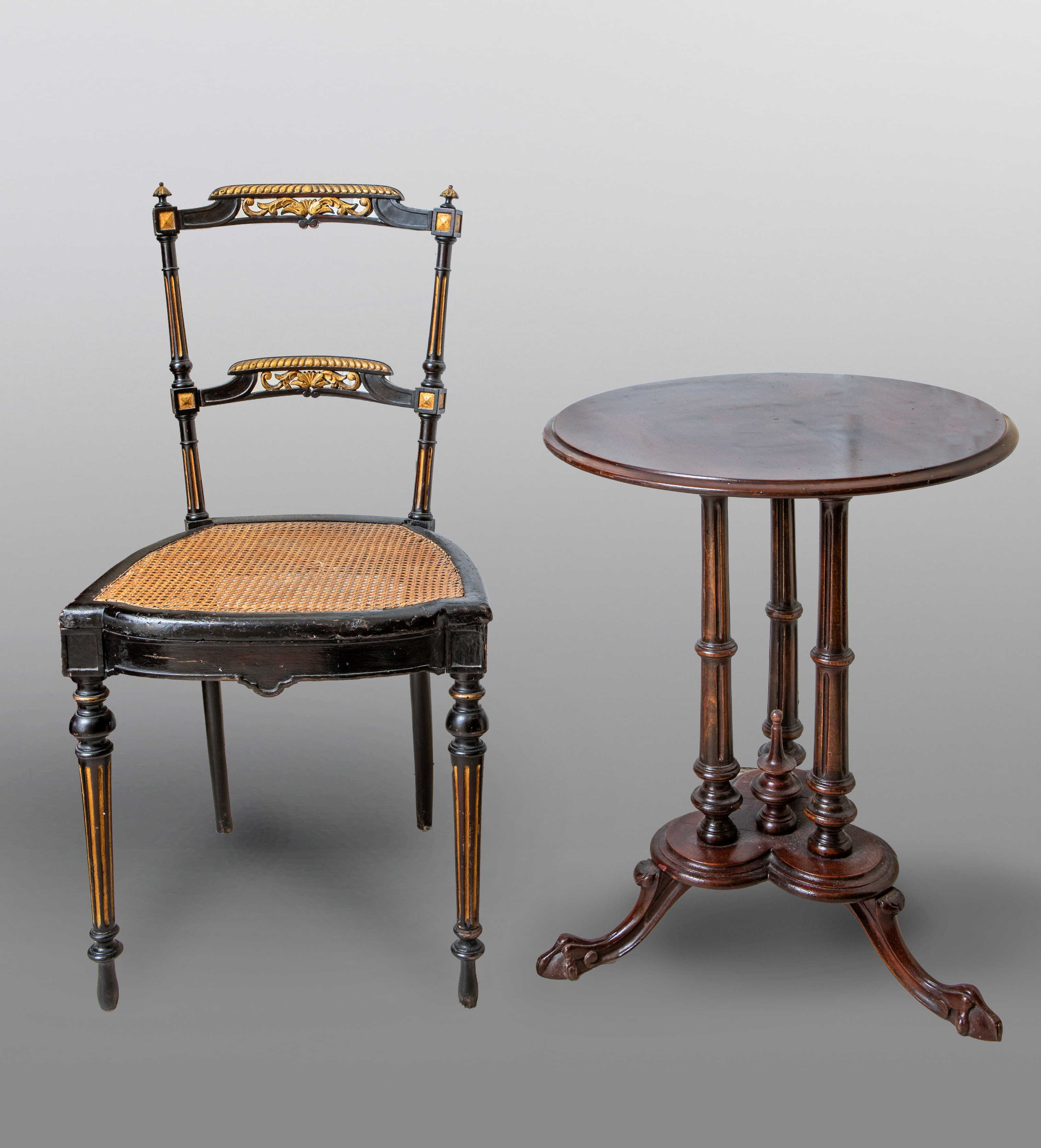 Mesa velador en madera de caoba, España, ff. XIX. 
Silla estilo Imperio con asiento de rejilla,...