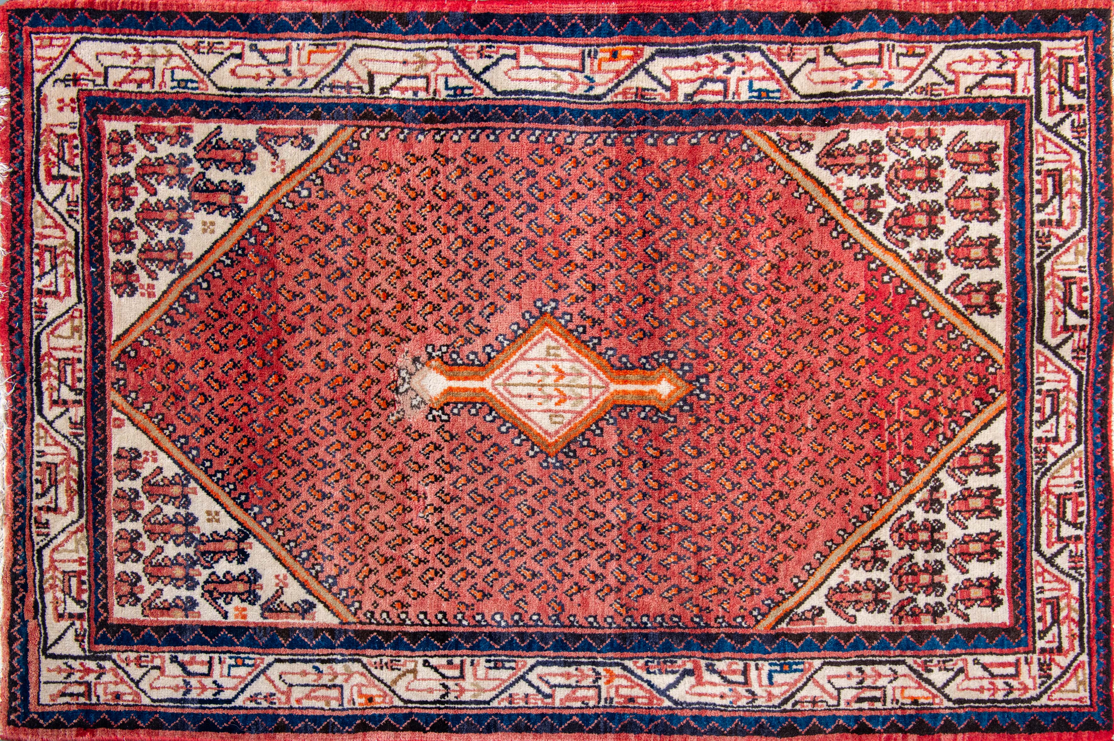 Alfombra Herati, Irán S.XX. Campo en color rosa con cenefas y motivos geométricos en azul.
Medidas:...