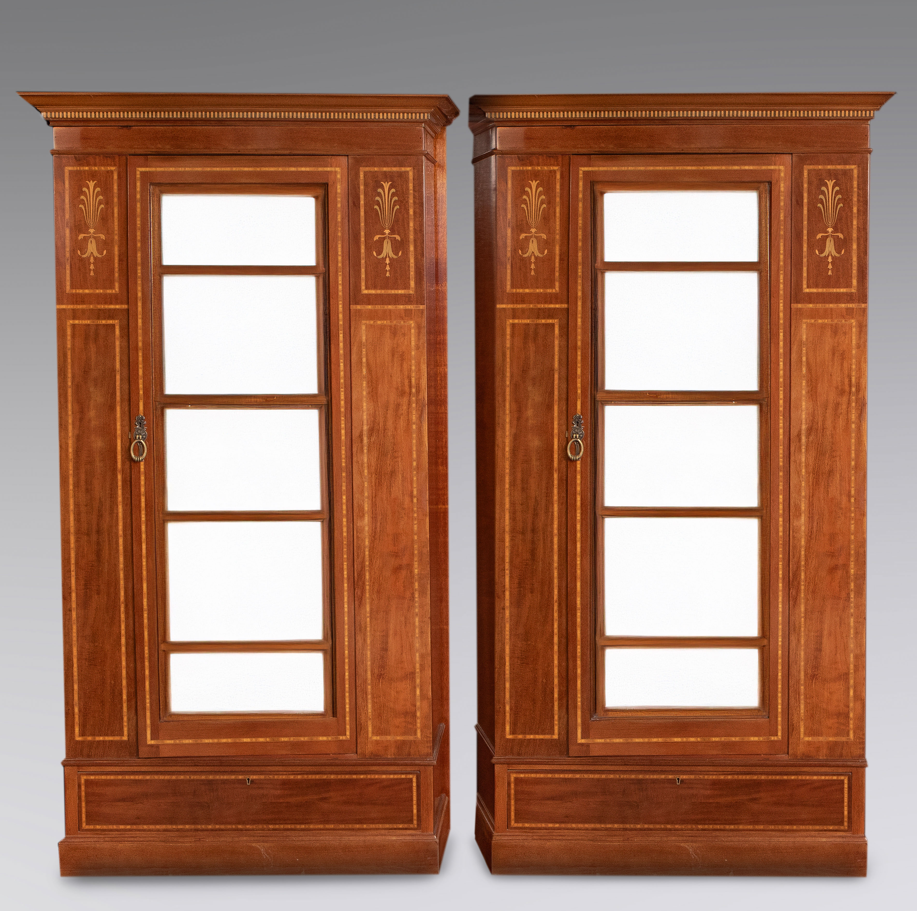 Pareja de armarios vitrina. En madera de caoba con decoración de marquetería.
Medidas: 194 x 40 cm