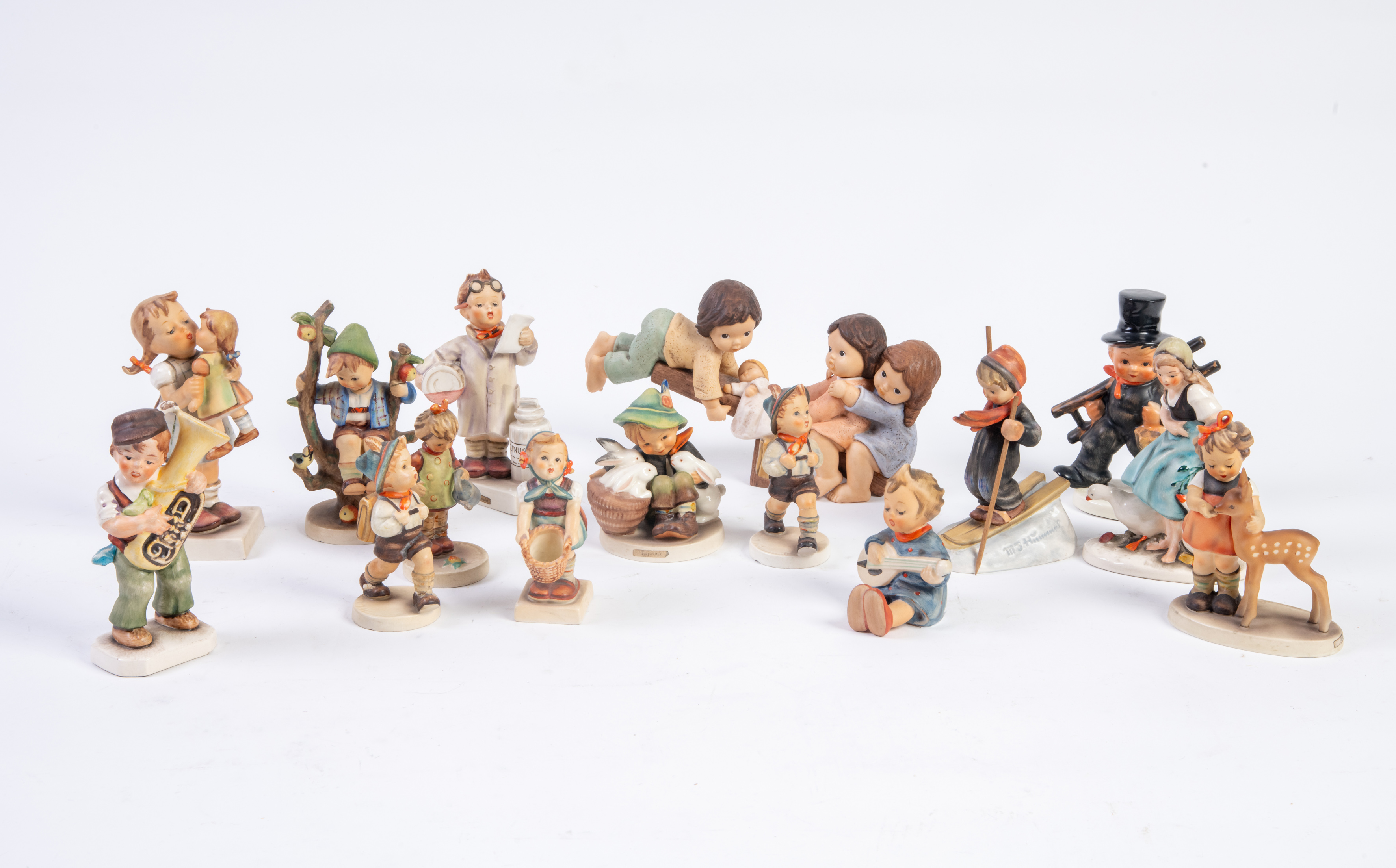 Colección de 15 figuras infantiles de la serie Hummel, en porcelana Goebel esmaltada y pintada a...