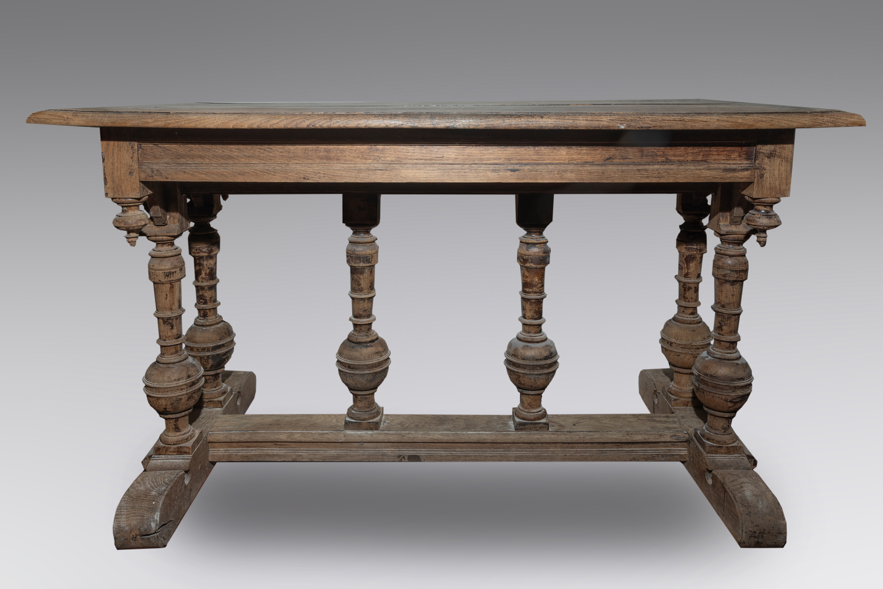Mesa provenzal, Francia, S. XVIII
Madera de nogal tallada.
Patas torneadas en forma de balaustre...