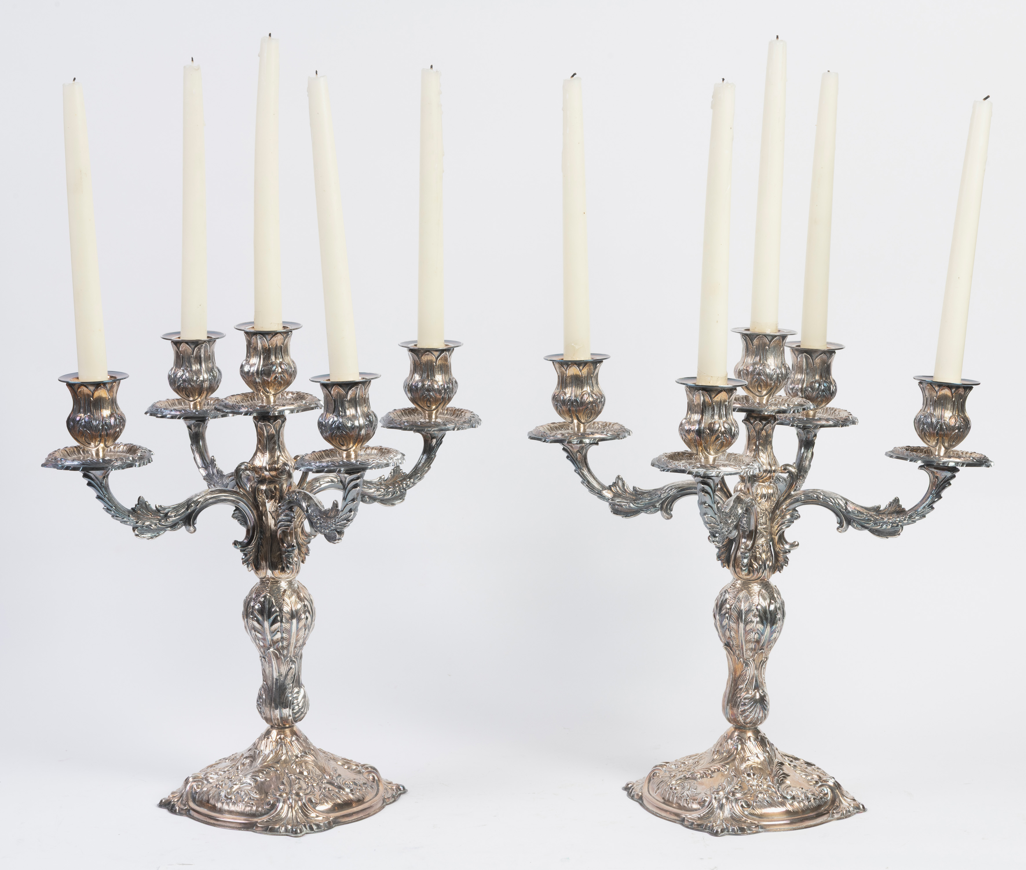 Pareja de candelabros de cinco luces estilo Luis XV en plata punzonada, ley 925, con marcas de...