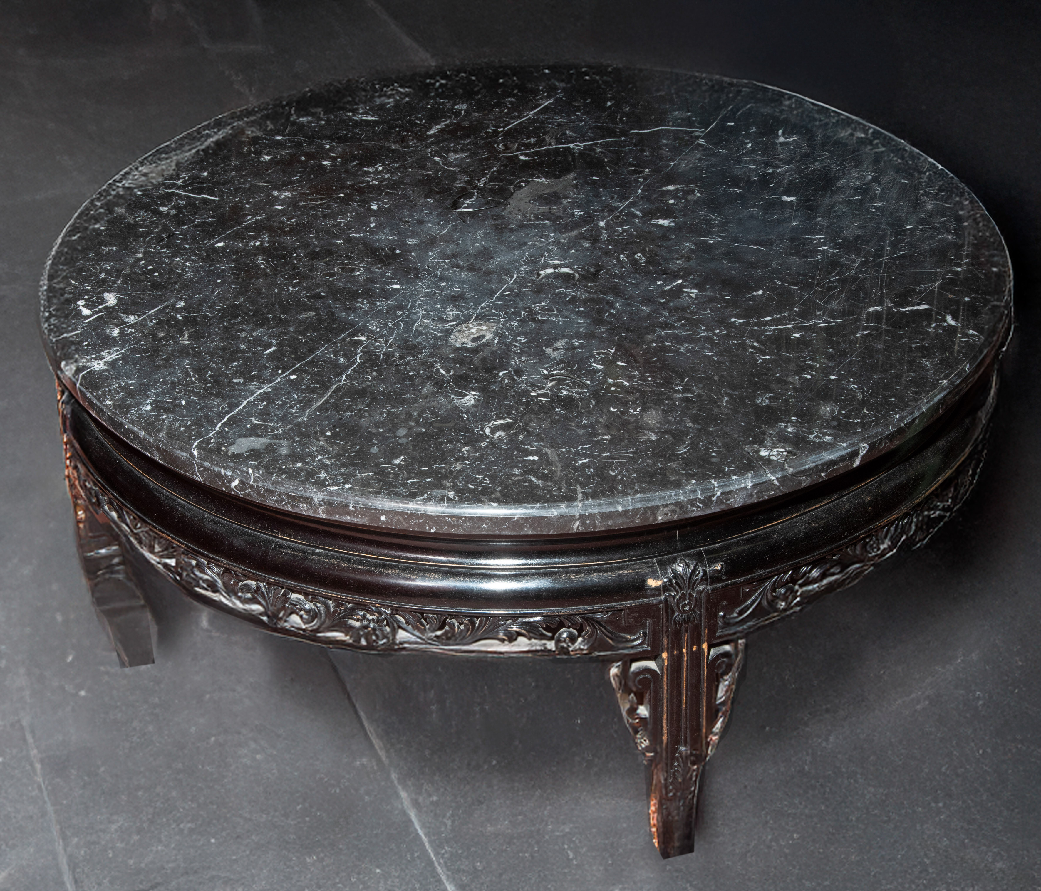 Mesa baja de centro, China, pp. S. XX
Madera ebonizada y tapa en mármol negro veteado.
Medidas: 43...