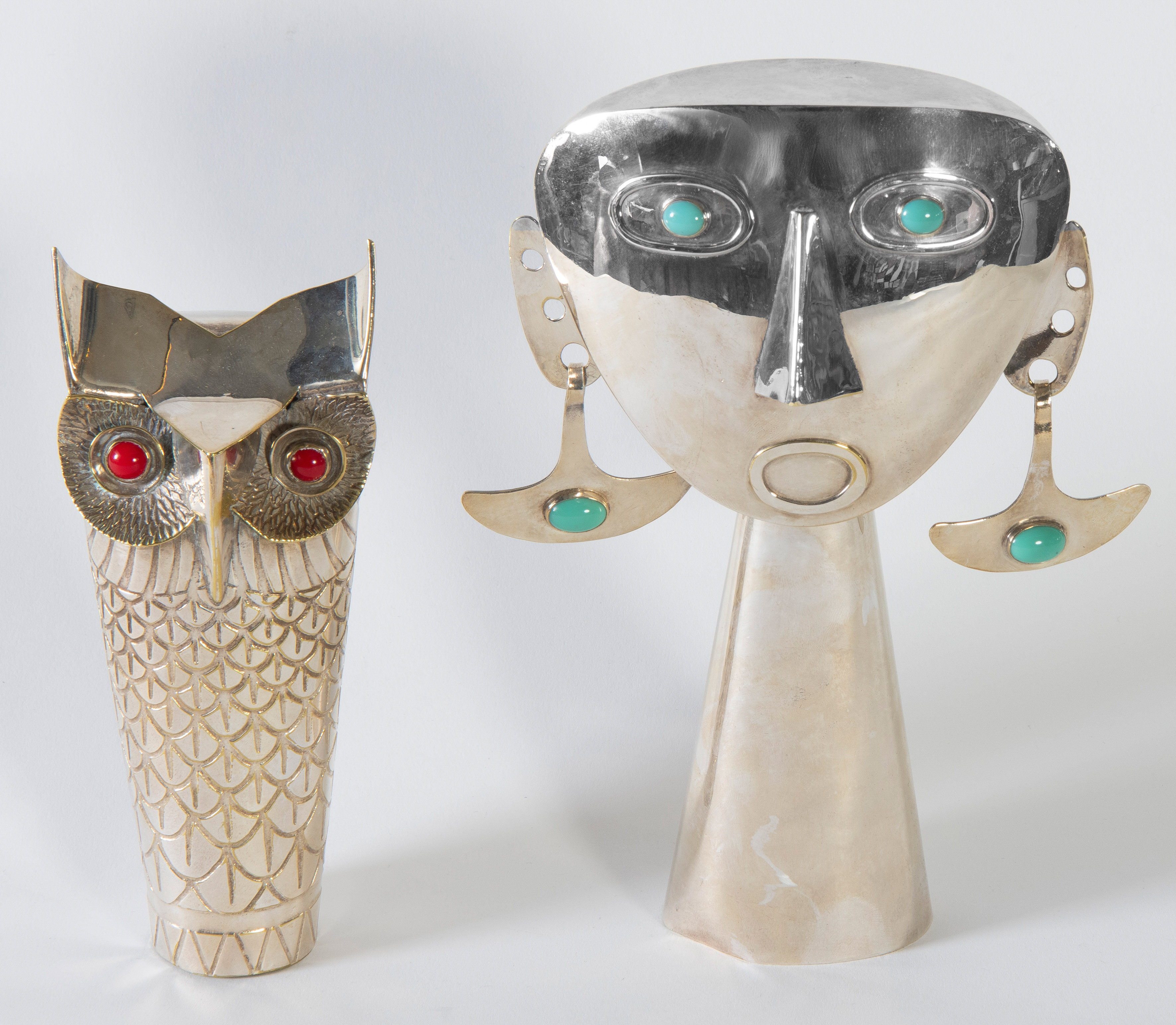 TALLER TINTA
"Buho", "Busto"
Pareja de esculturas en metal cromado con incrustaciones de...