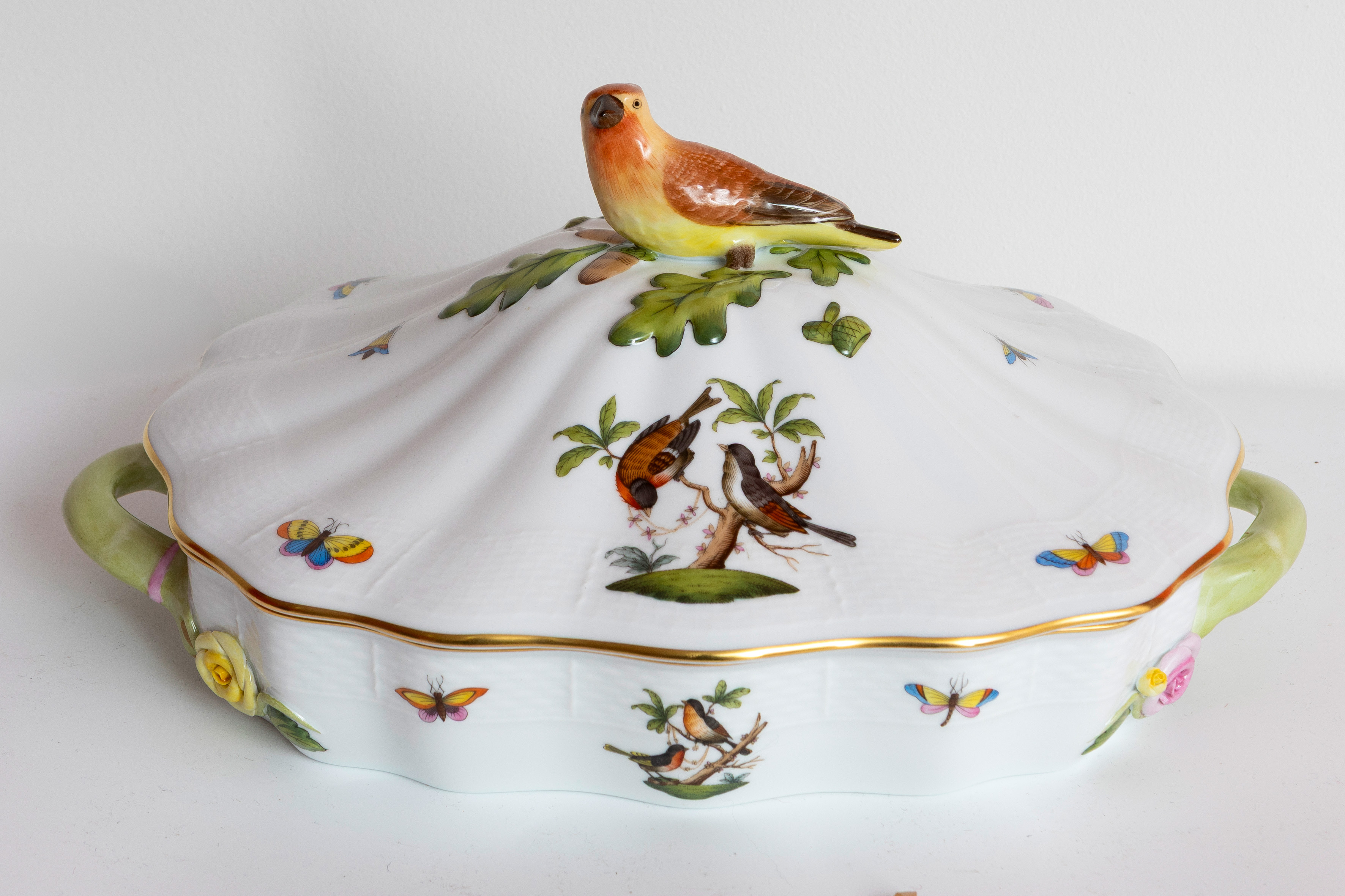 Sopera con tapa en porcelana esmaltada y pintada a mano, Herend, modelo Rothschild, Hungría, años...