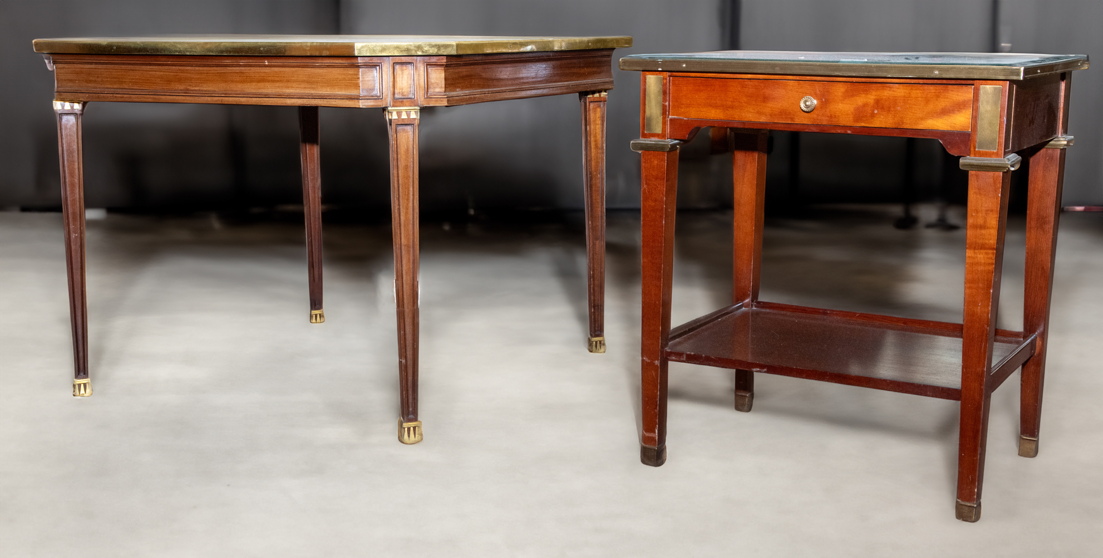 Lote de mesa de juego o reuniones octogonal estilo Luis XVI en madera de caoba con aplicaciones en...