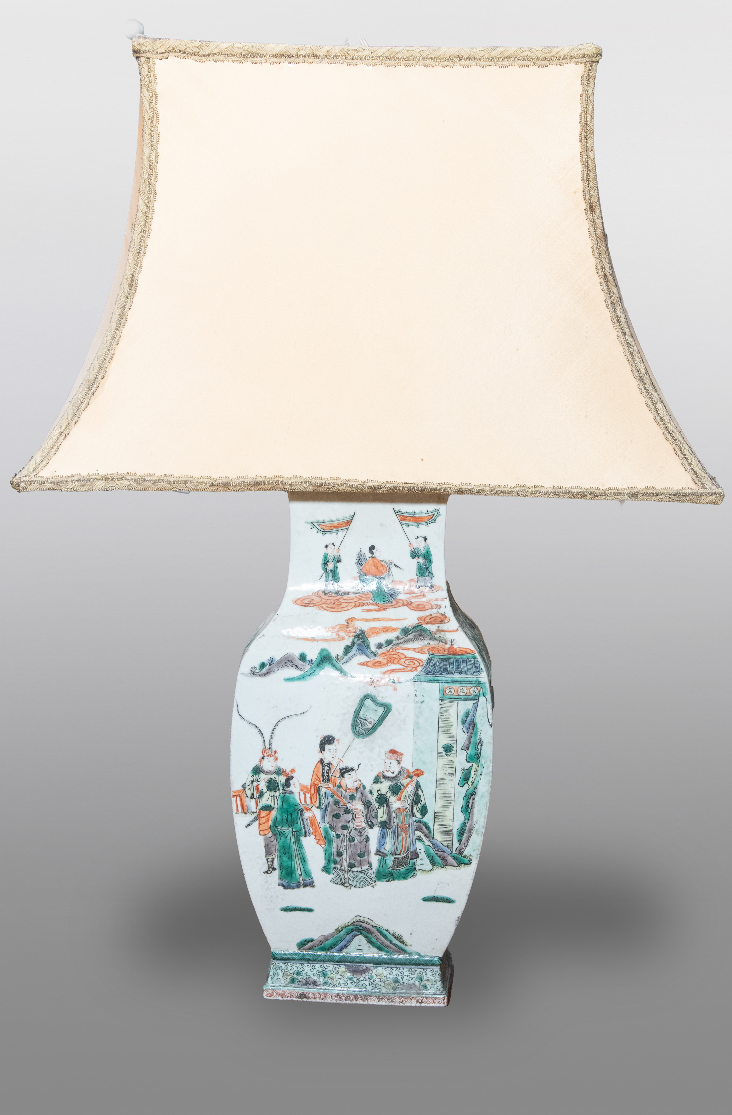 Lámpara de sobremesa en porcelana china con escenas de Satmurai sobre fondo blanco.
Altura: 43 cm