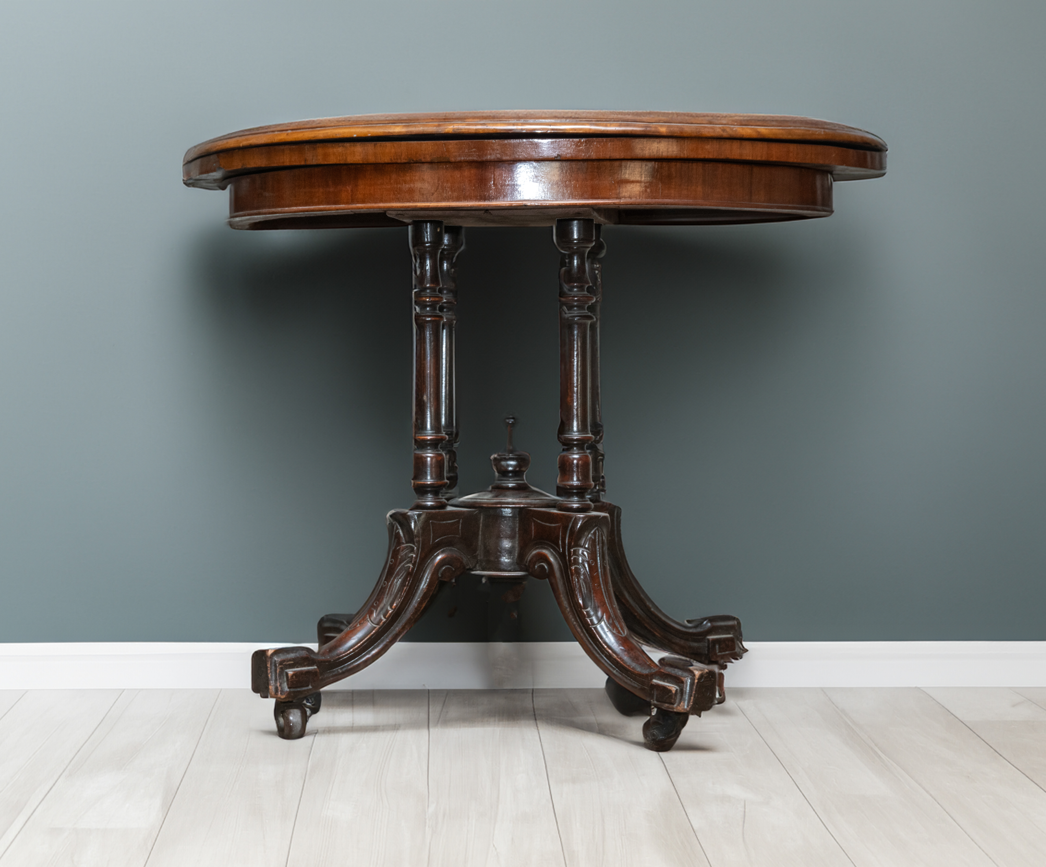 Mesa de juego en madera de caoba, Inglaterra S.XIX. Algún deterioro.
Medidas: 71 x 43 x 90 cms; ...