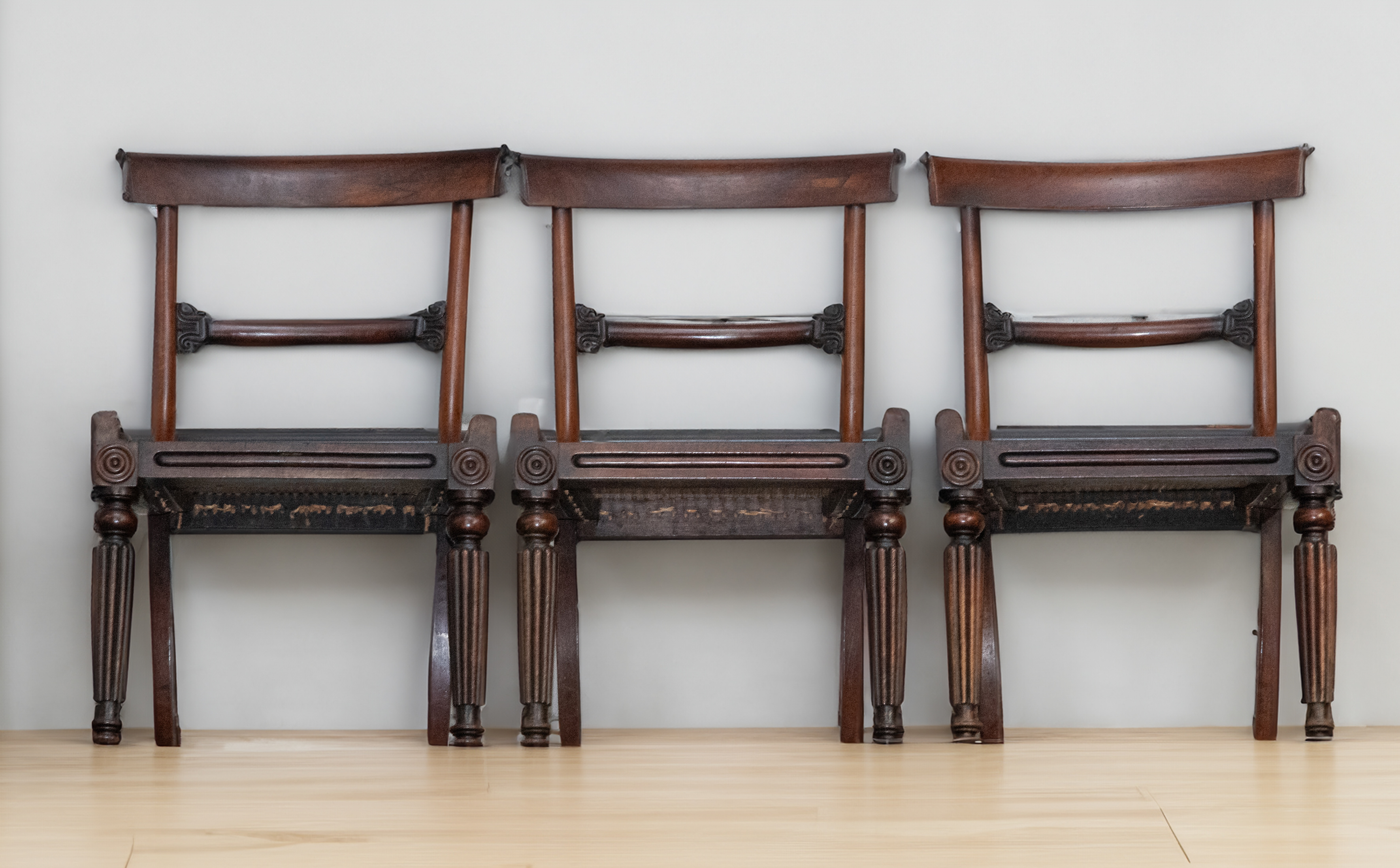 Seis silla inglesas en madera de caoba con patas acanaladas y asientos de rejilla. 
Dos rejillas...