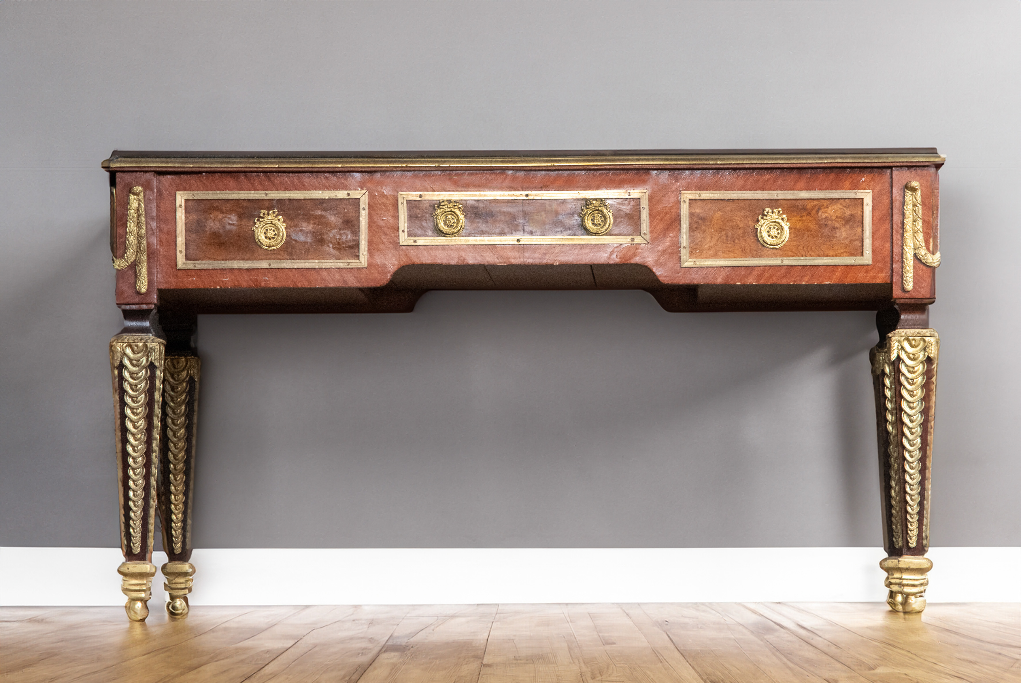 Mesa de despacho Luis XVI en madera de caoba con aplicaciones de bronce.
Medidas: cm
