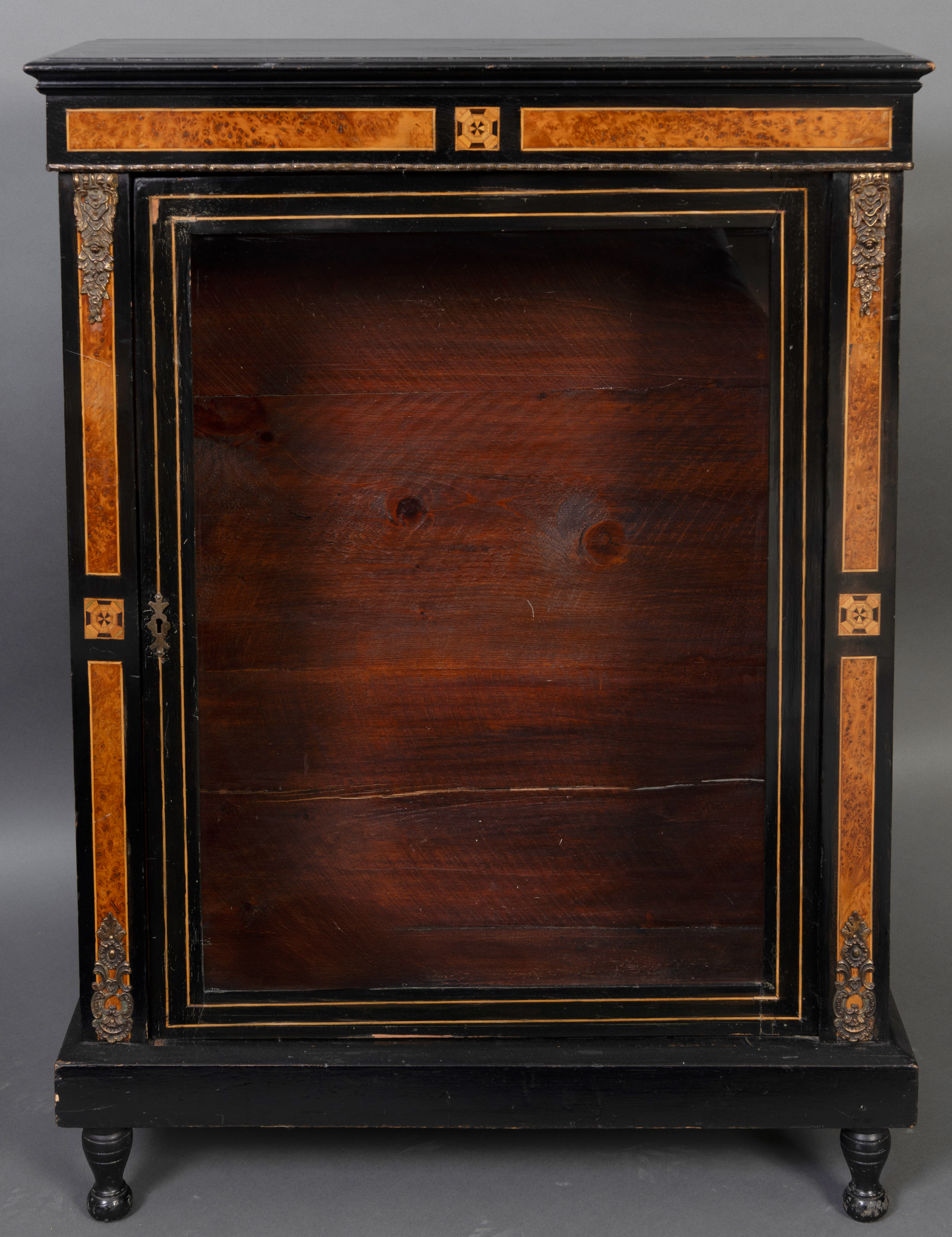 Vitrina Napoleón III, Francia, ca. 1870
Madera ebonizada, raíz de nogal, aplicaciones en bronce...
