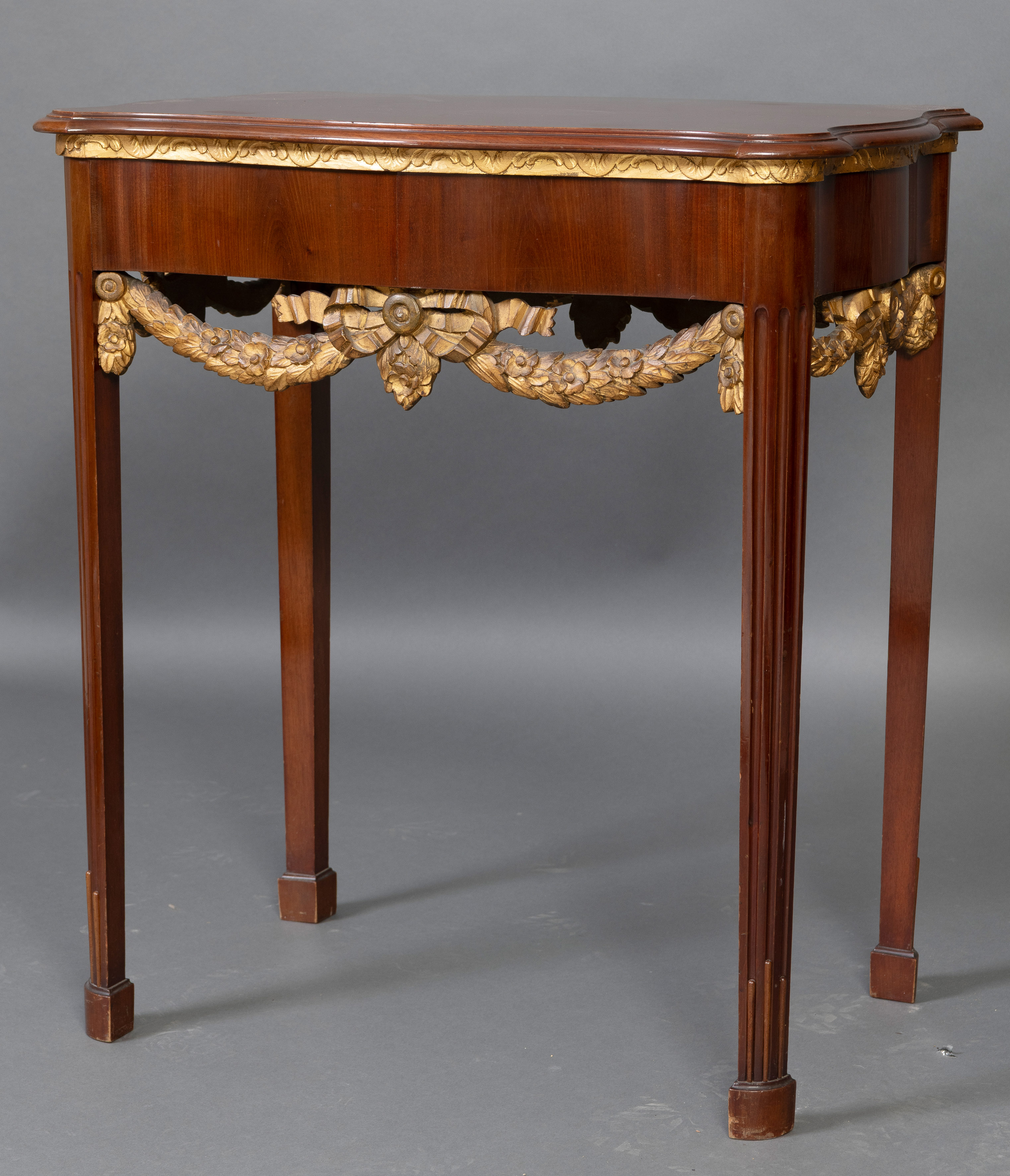 Mueble auxiliar estilo Luis XVI con decoración de guirnalda en el faldón, Francia. S. XIX
Madera de...