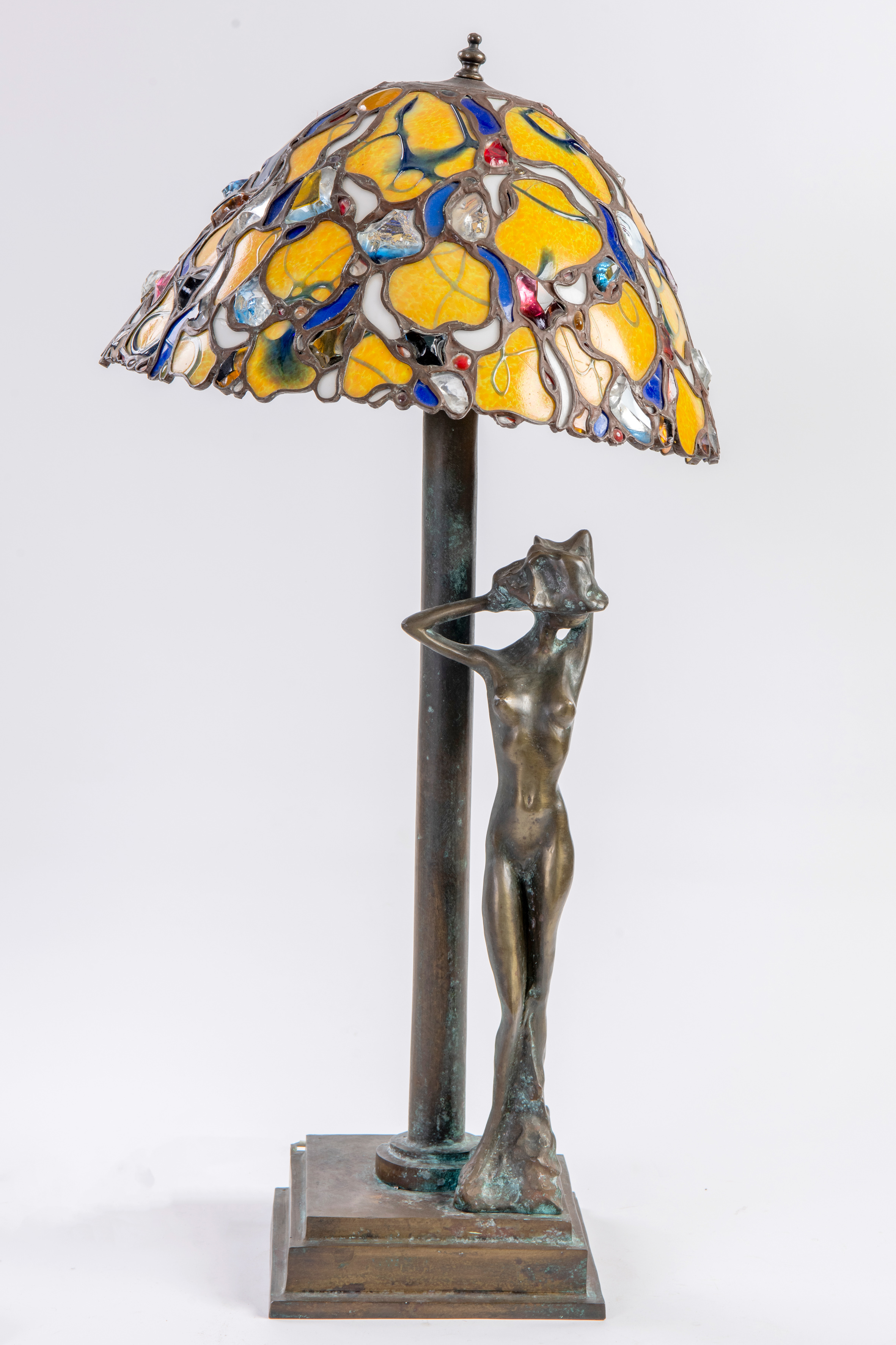 Lámpara Art Nouveau con figura femenina en bronce pavonado y pantalla tipo Tiffany, Francia, años...