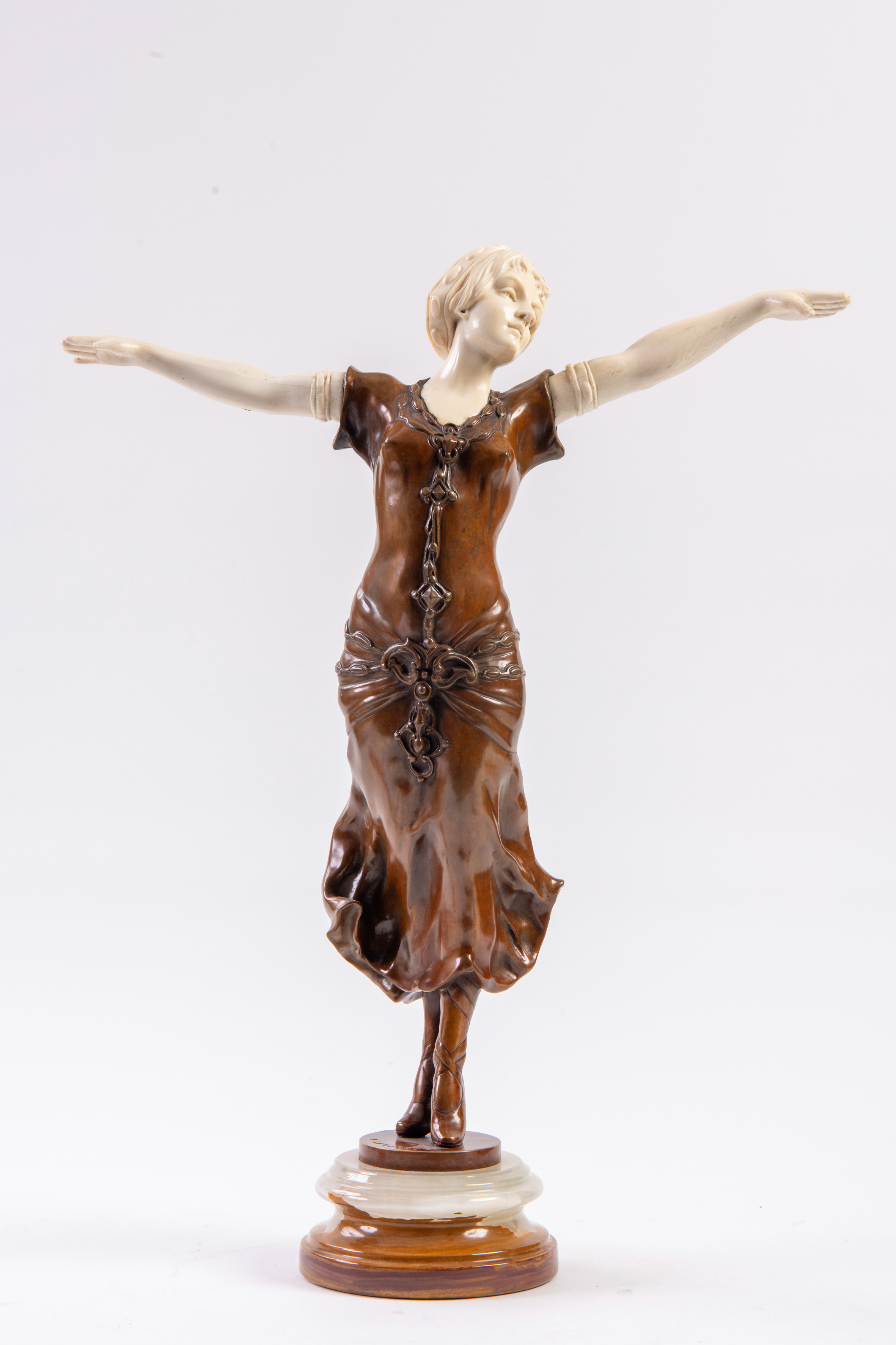 ESCUELA VIENESA O FRANCESA, ca. 1920
“Bailarina”
Crisoelefantina
Altura: 53 cm.