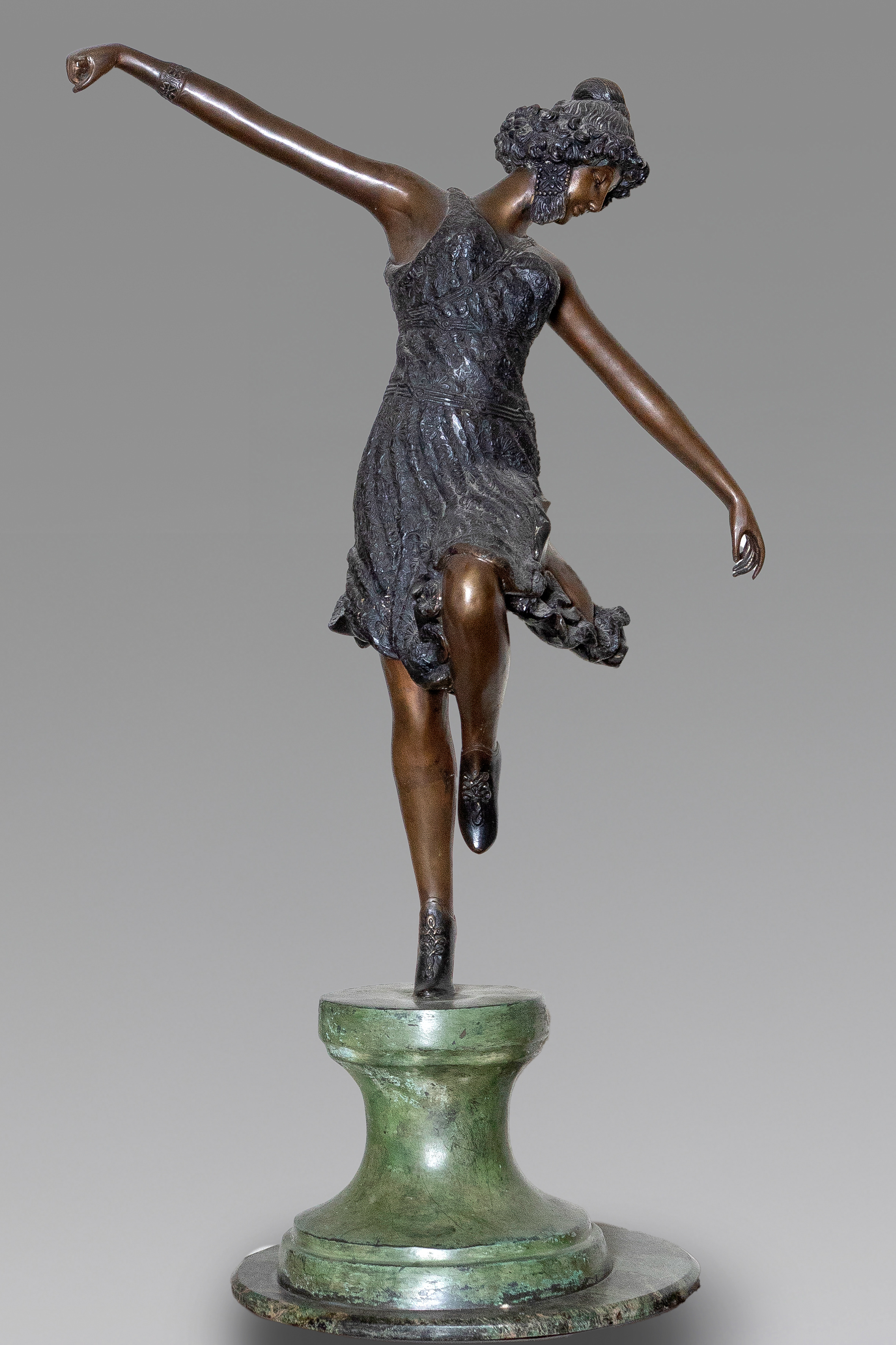 Escultura Art Nouveau. Danzarina en bronce labrado. Con peana en mármol verde veteado.
Altura s/p:...
