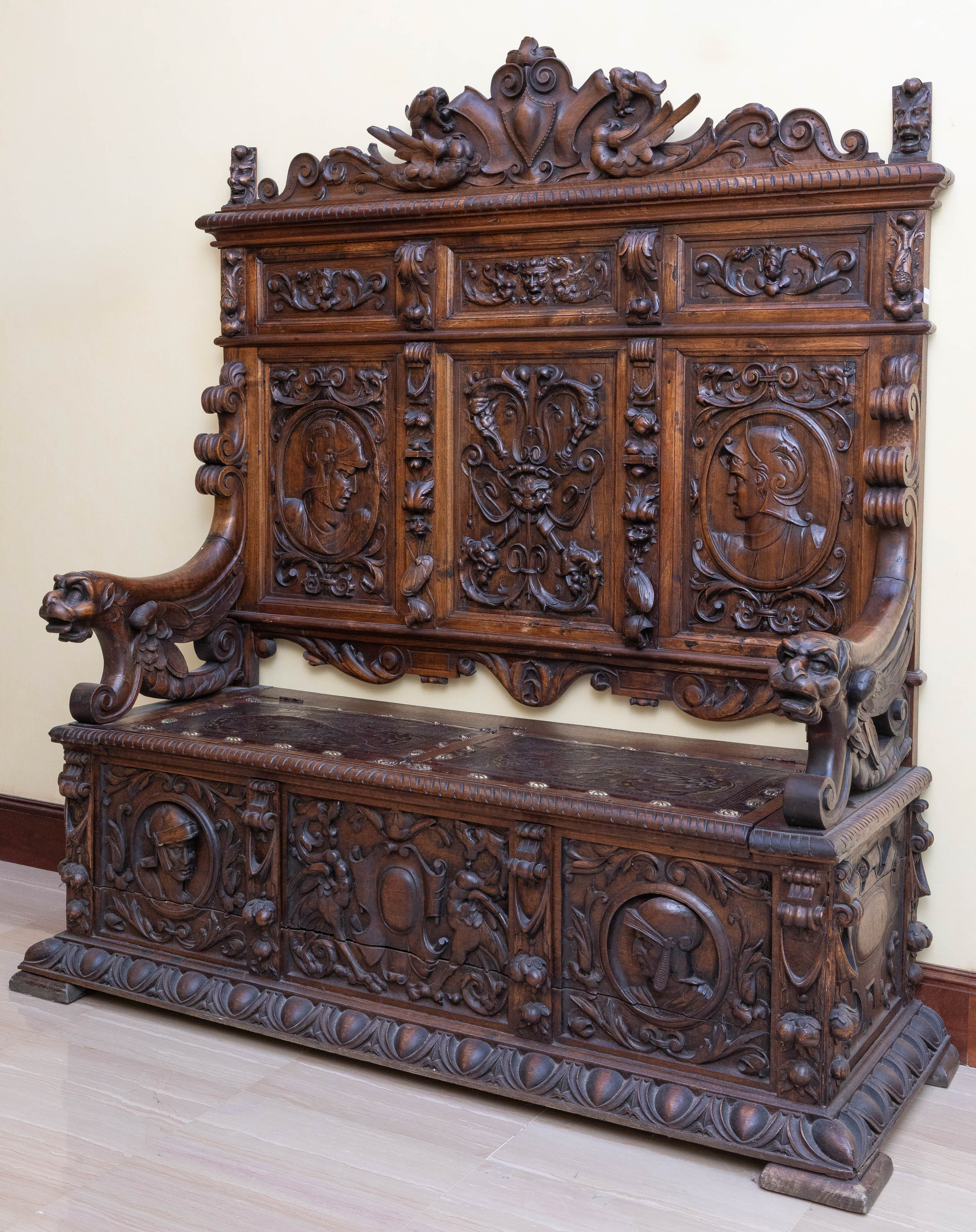 Banco estilo renacimiento en madera de roble tallado.
Medidas: 156 x 145 x 53 cm.