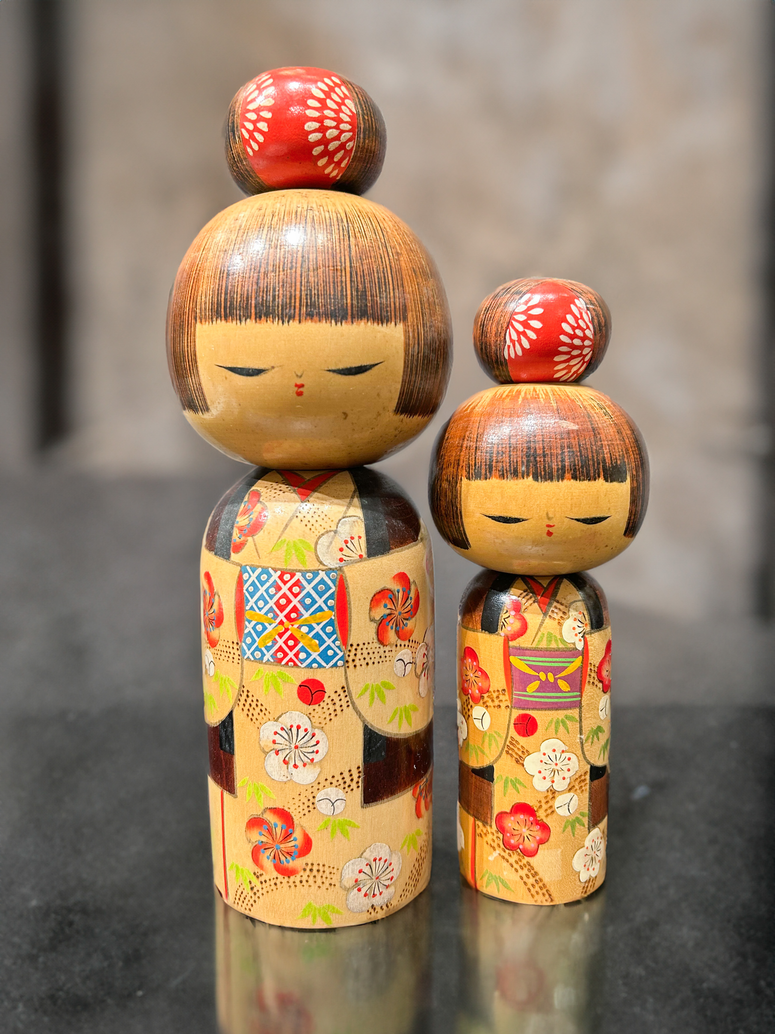 Pareja de muñecas kokeshi realizadas por el artesano Kojo Tanaka, Japón, pp. S. XX
Madera torneada...