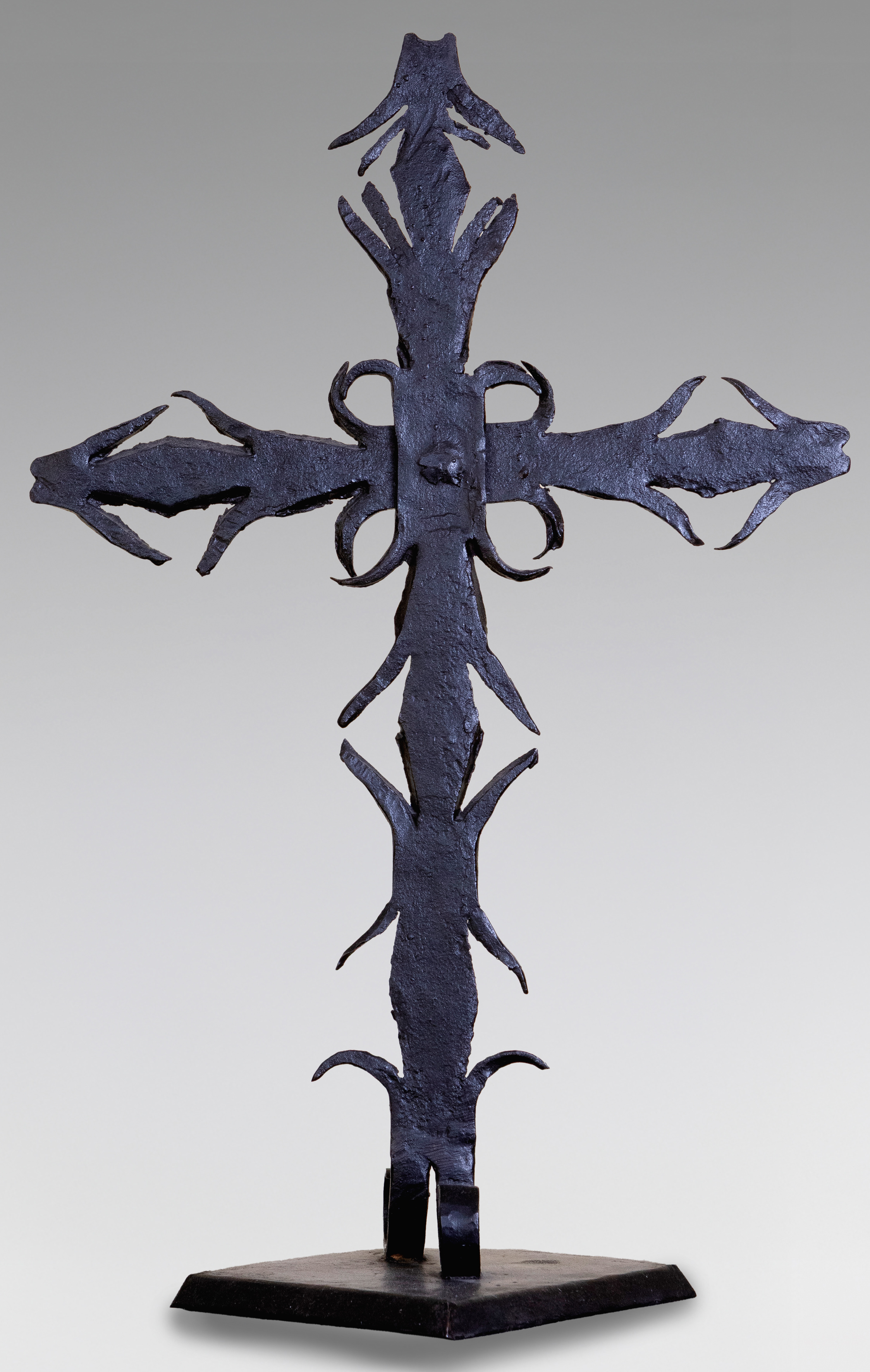 Cruz de sobremesa en hierro forjado.
Medidas: 50 x 34 cm.