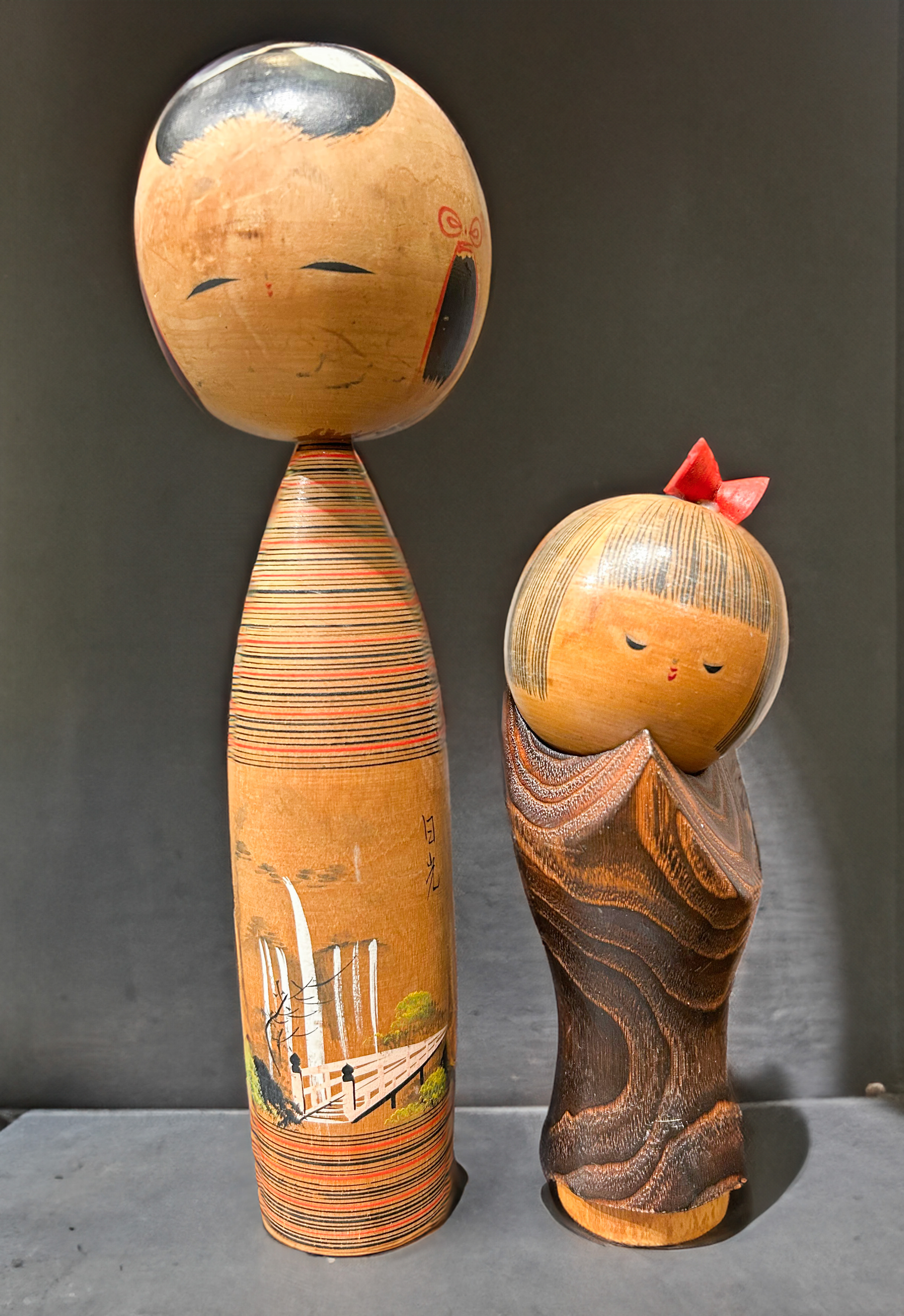 Pareja de muñecas kokeshi realizadas por Okamoto Usaburo, Japón, pp. S. XX
Madera torneada y...