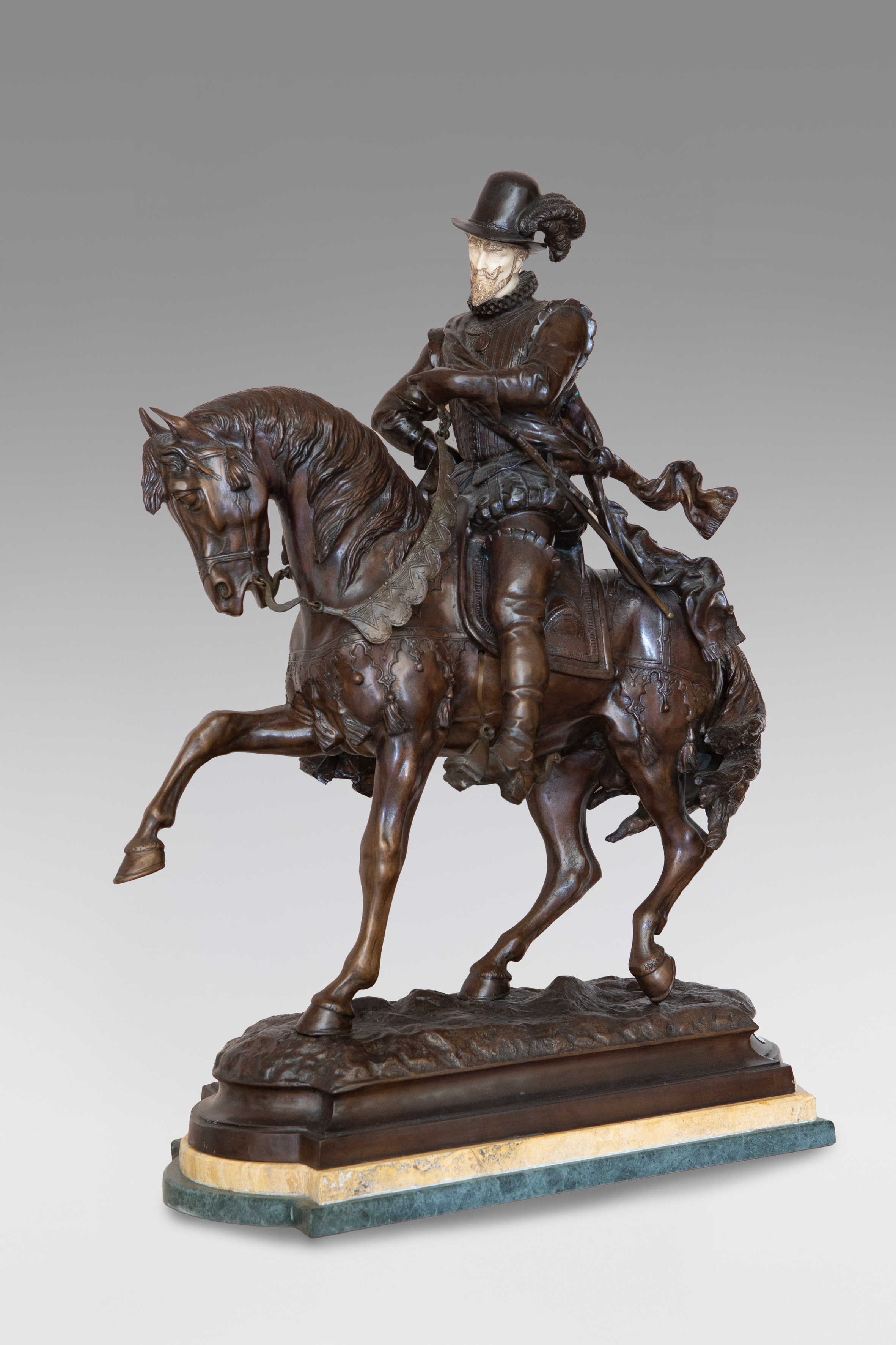 SEGÚN ANTOINE JEAN-GROS (París, 1771-1835)
Escultura de caballero crisoelefantina en...