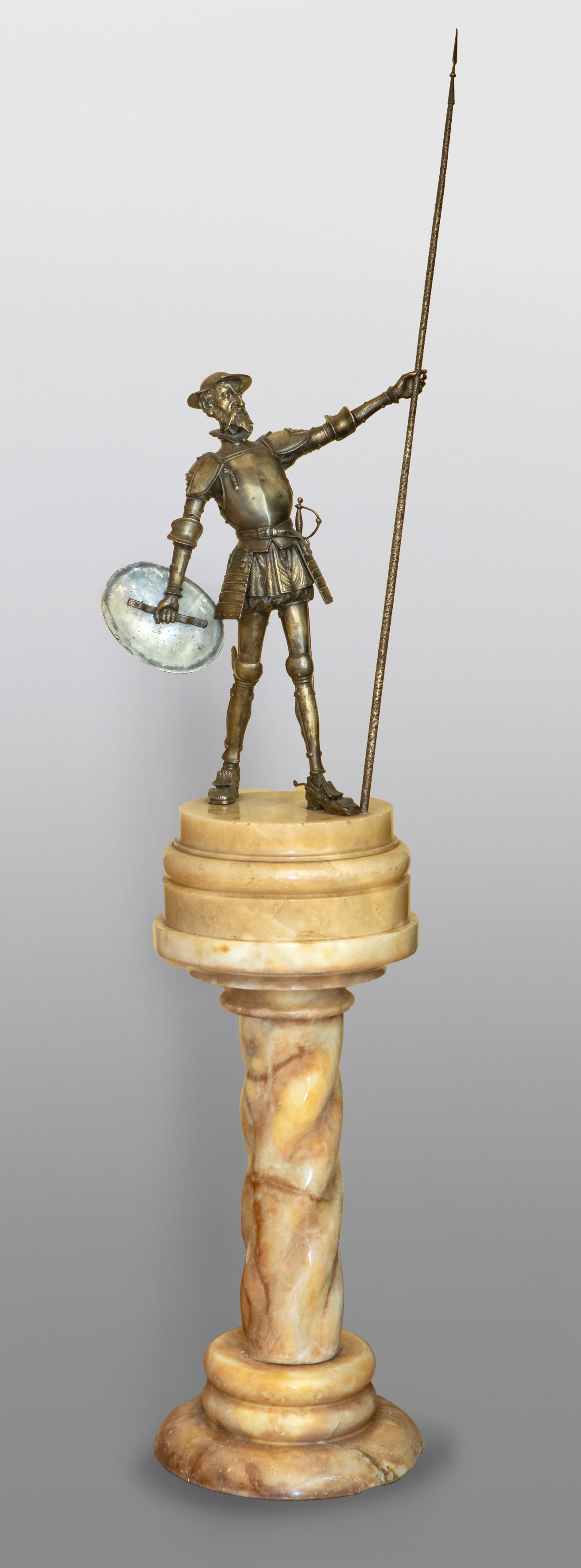 Don Quijote con lanza.
Escultura en bronce con peana en mármol rosa.
Altura s/p: 50 cm.
Con lanza:...