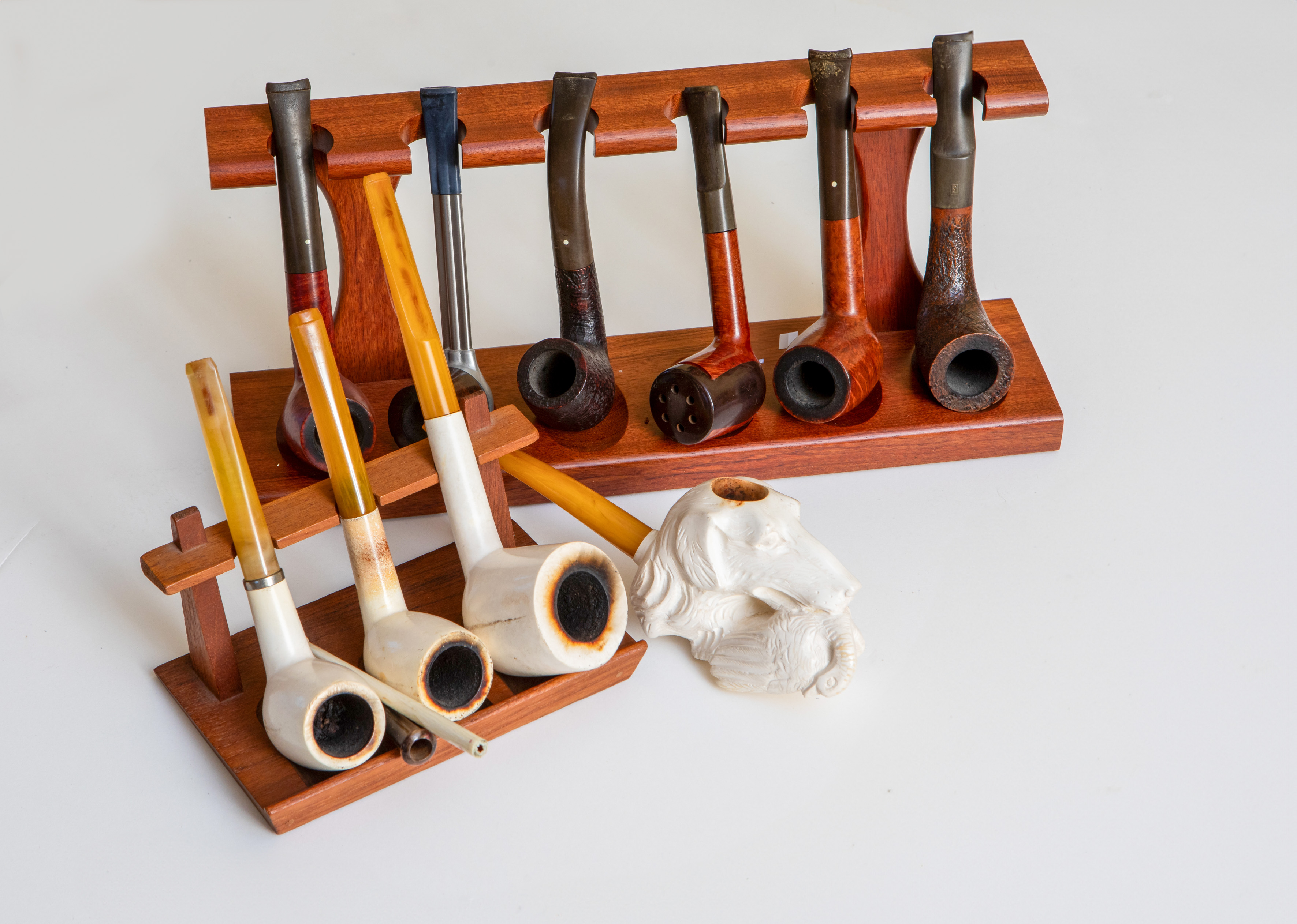 Dos juegos de pipas uno en madera y otro en hueso. Pipa en espuma de mar.