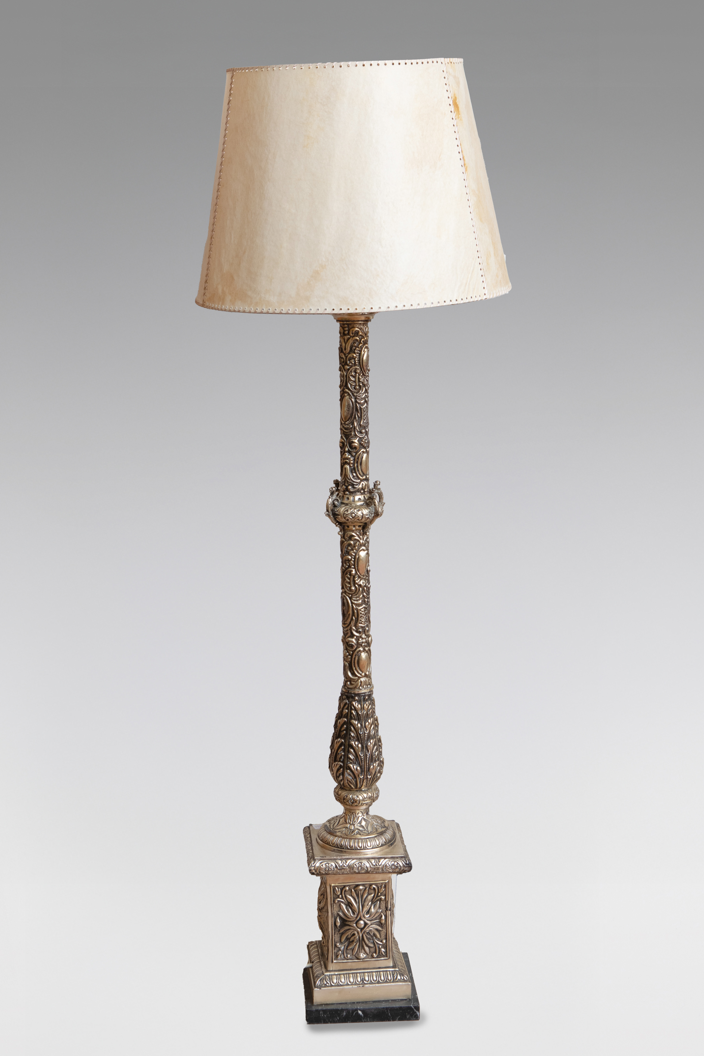 Lámpara antigua de pie repujada en plateado.
Altura: 138 cm.