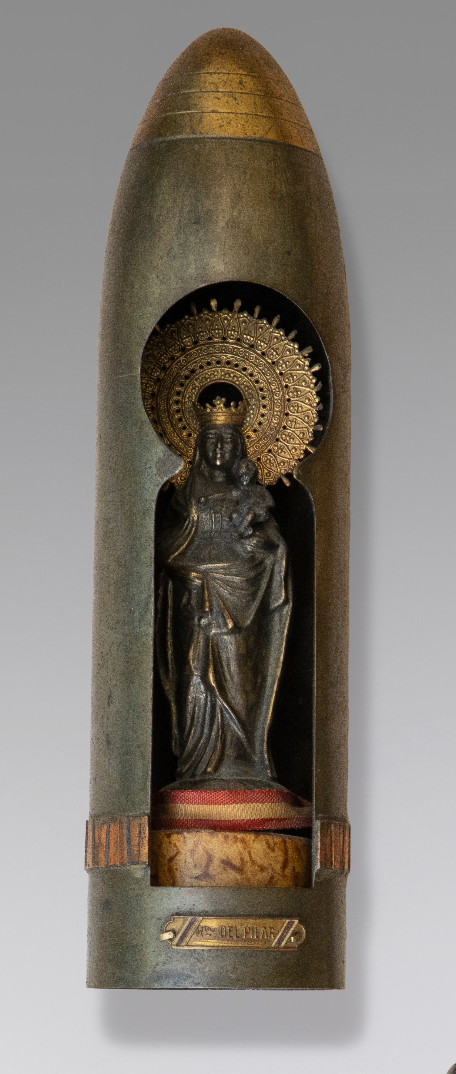 Virgen del Pilar en hornacina en proyectil de la Guerra Civil.
Altura: 33 cm.