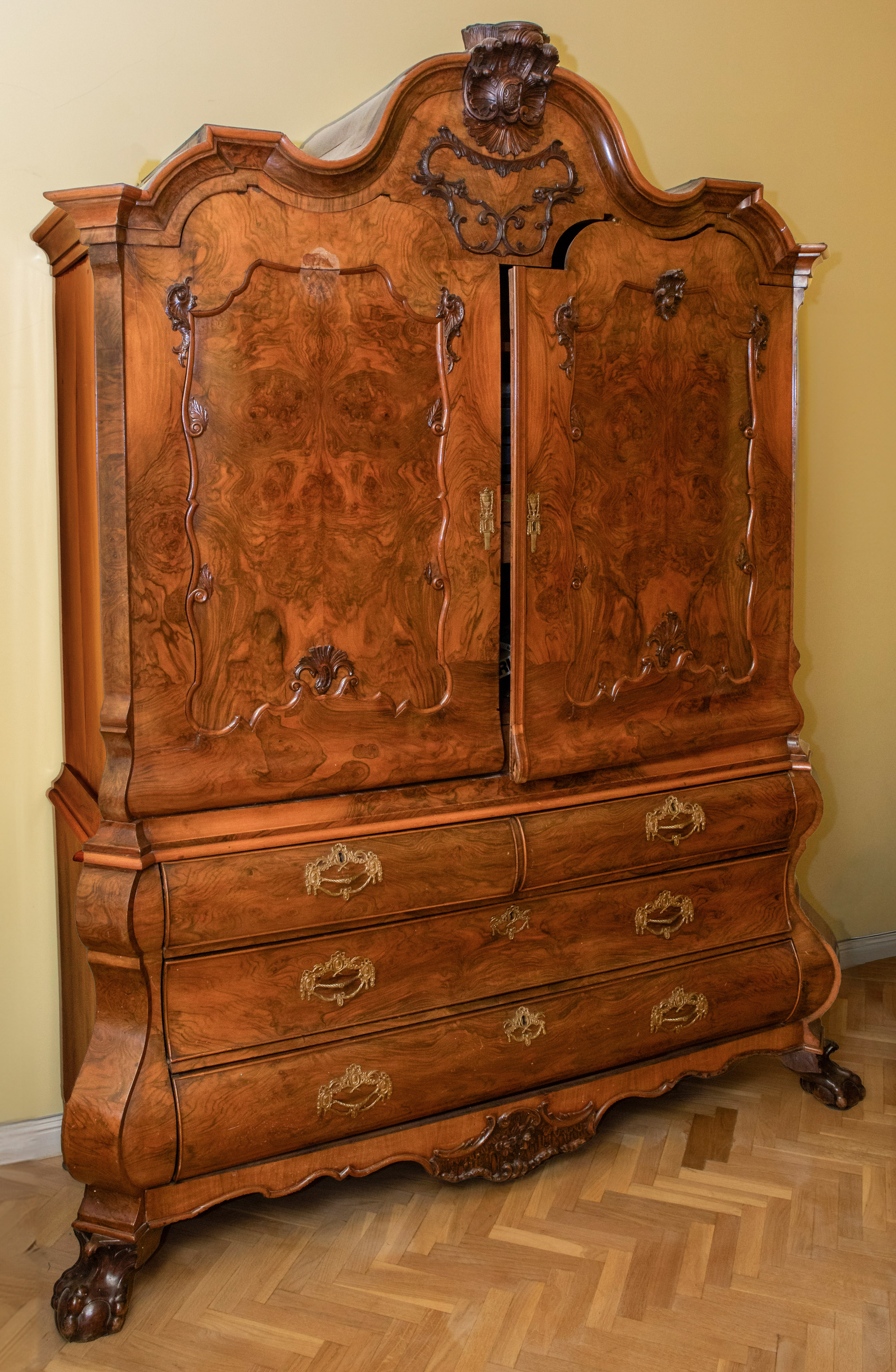 Gran armario rococó estilo Luis XVI en madera de roble. Perfiles lobulados y rectilíneos. Con...