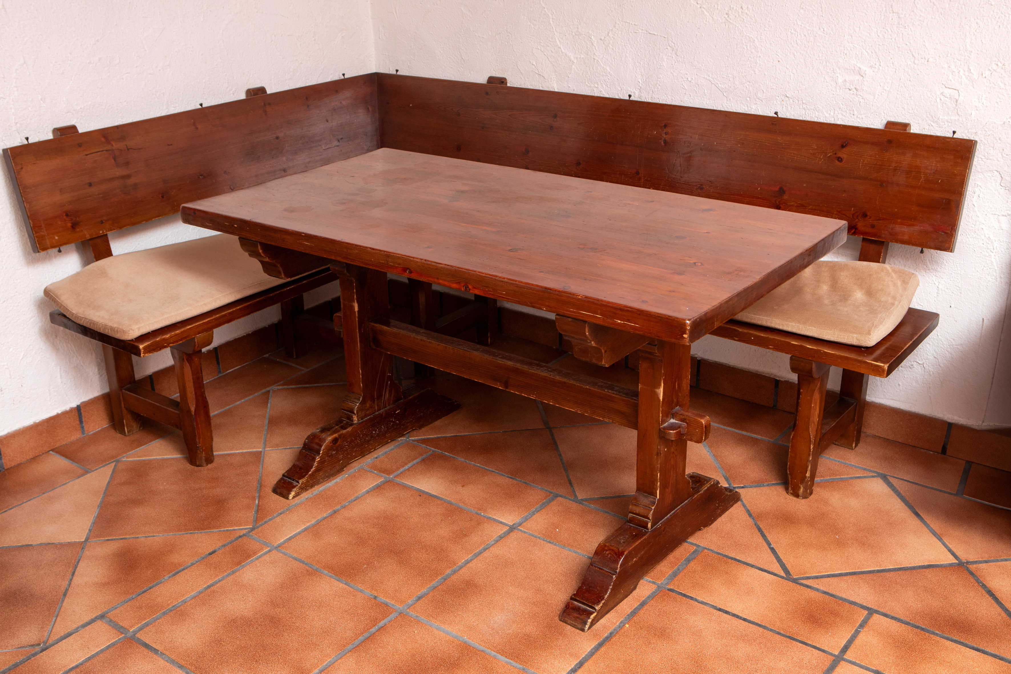 Mesa y banco tabernero catellano.
Medidas mesa: 76 x 140 x 74 cm.
Banco: 190 x 88 x 50 / x 140 cm.