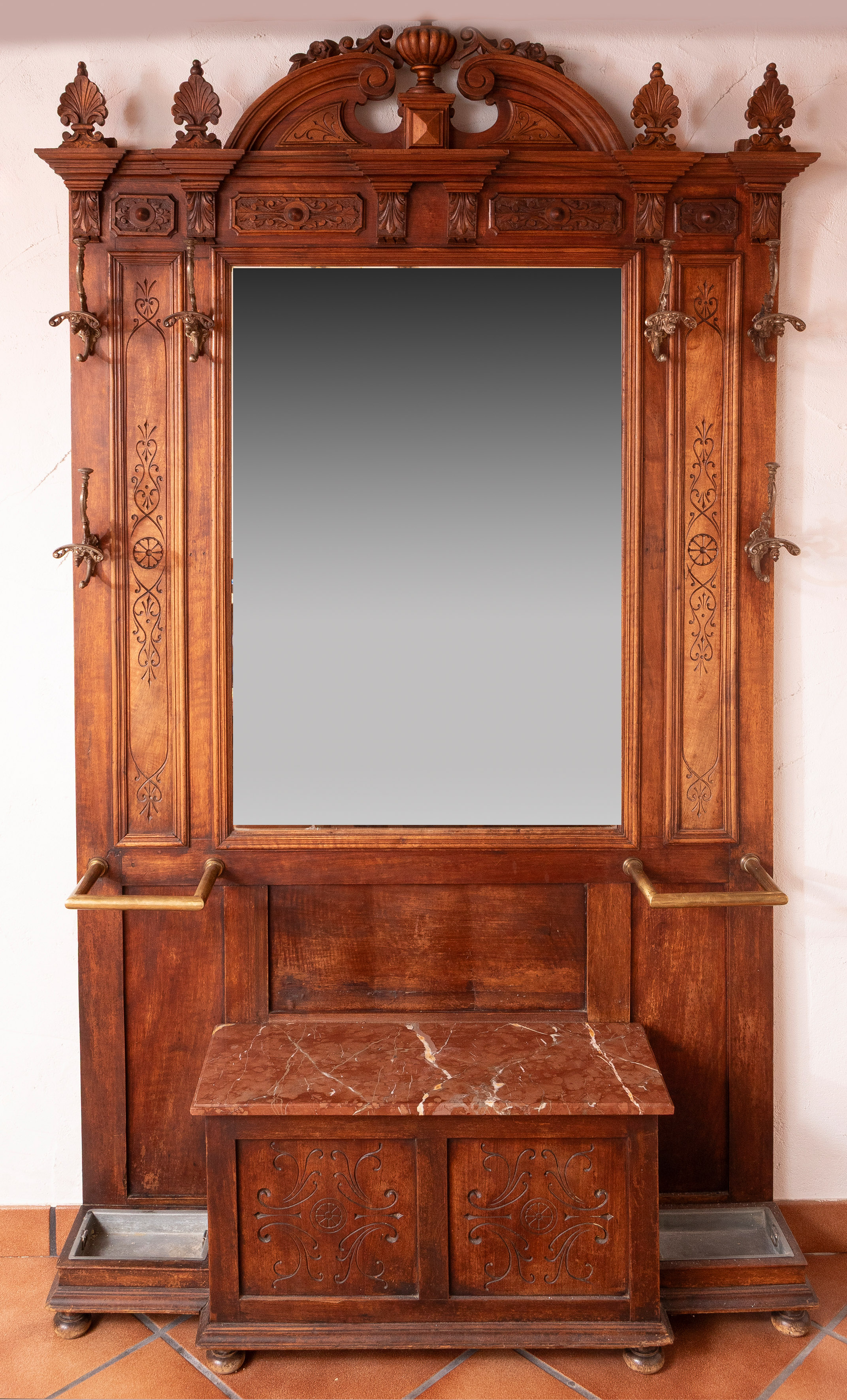 Gran perchero antiguo en madera de roble con espejo.
Medidas: 240 x 129 x 34 cm.