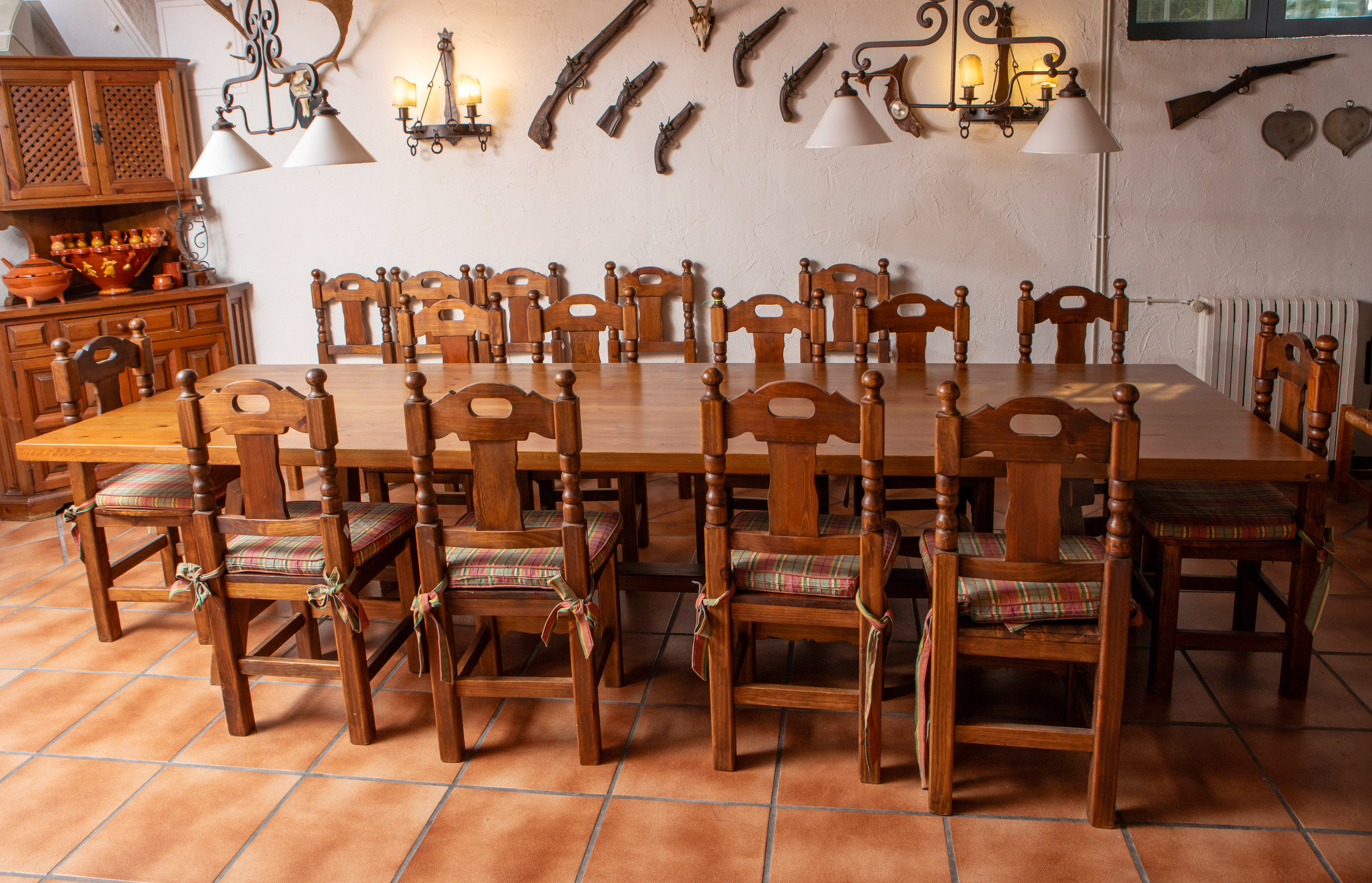 Gran mesa rústica castellana de comedor con 20 sillas.
Medidas mesa: 75 x 361 x 107 cm.
Medidas...
