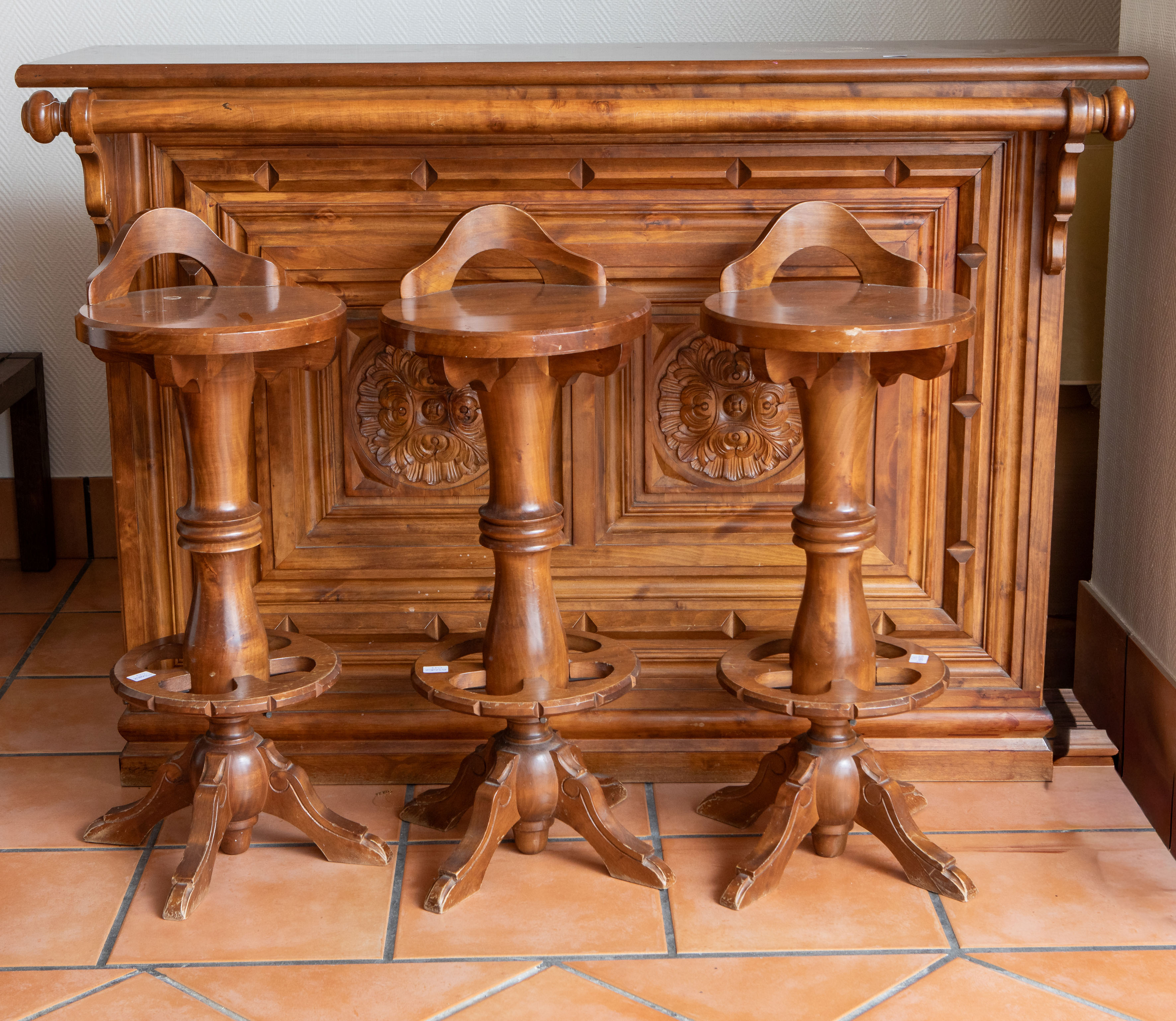 Lote de barra de bar y tres taburetes rústicos.
Medidas barra: 104 x 150 x 56 cm.
Medidas...