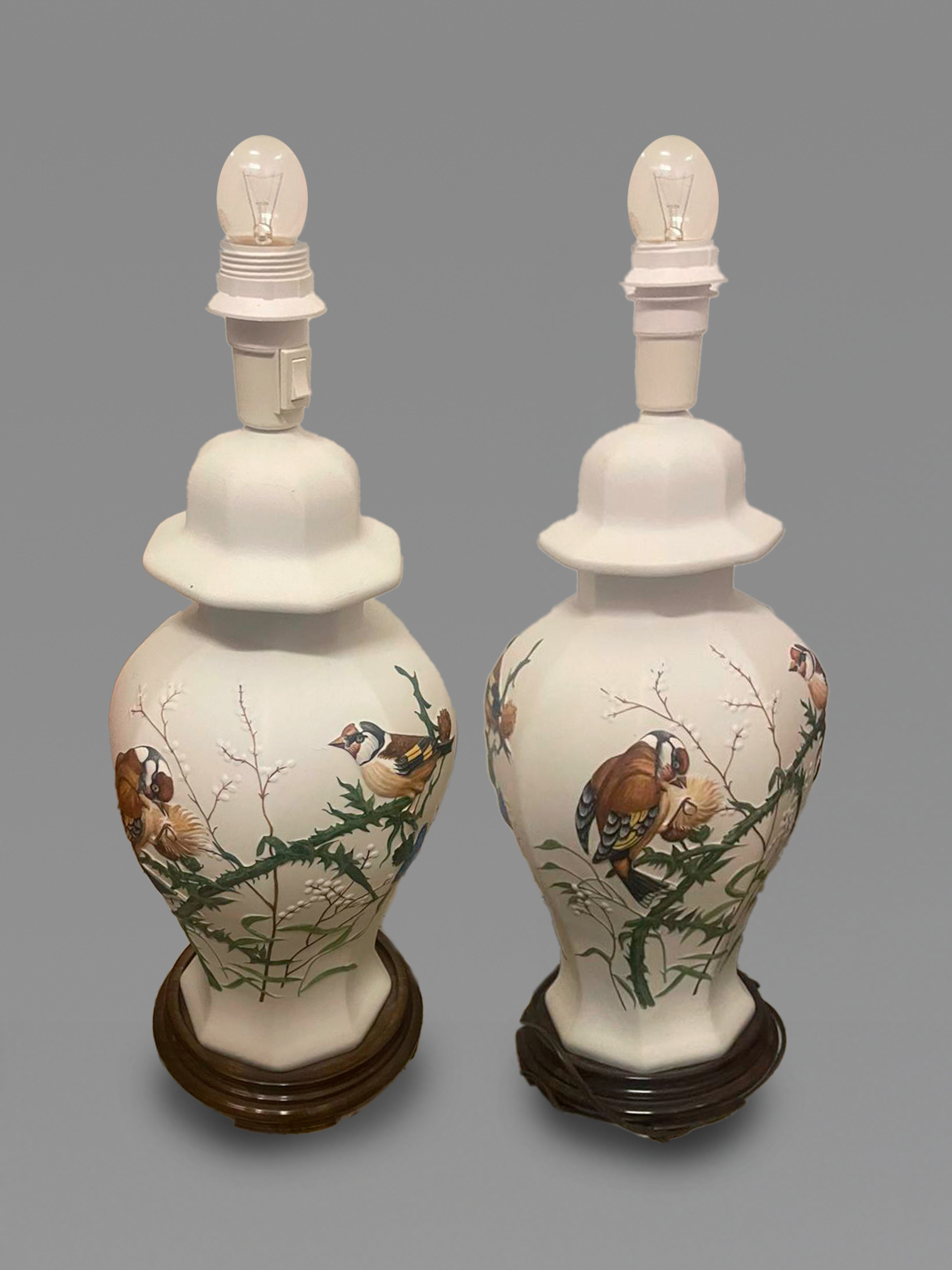 Pareja de lámparas biscuit con decoración de pájaros policromados.
Altura: 62 cm.