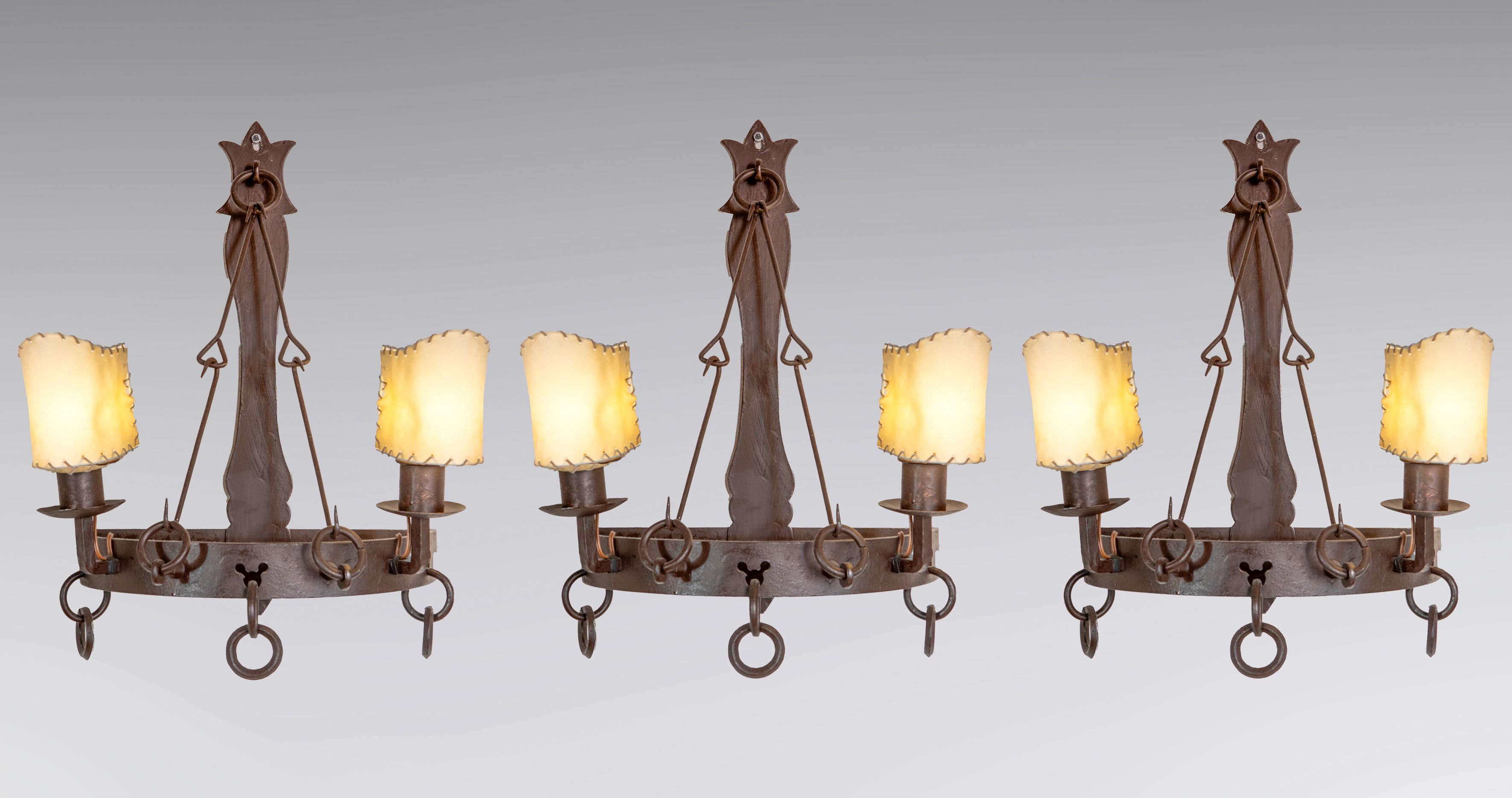Conjunto de seis apliques en hierro forjado.
Medidas: 55 x 40 x 22 cm.